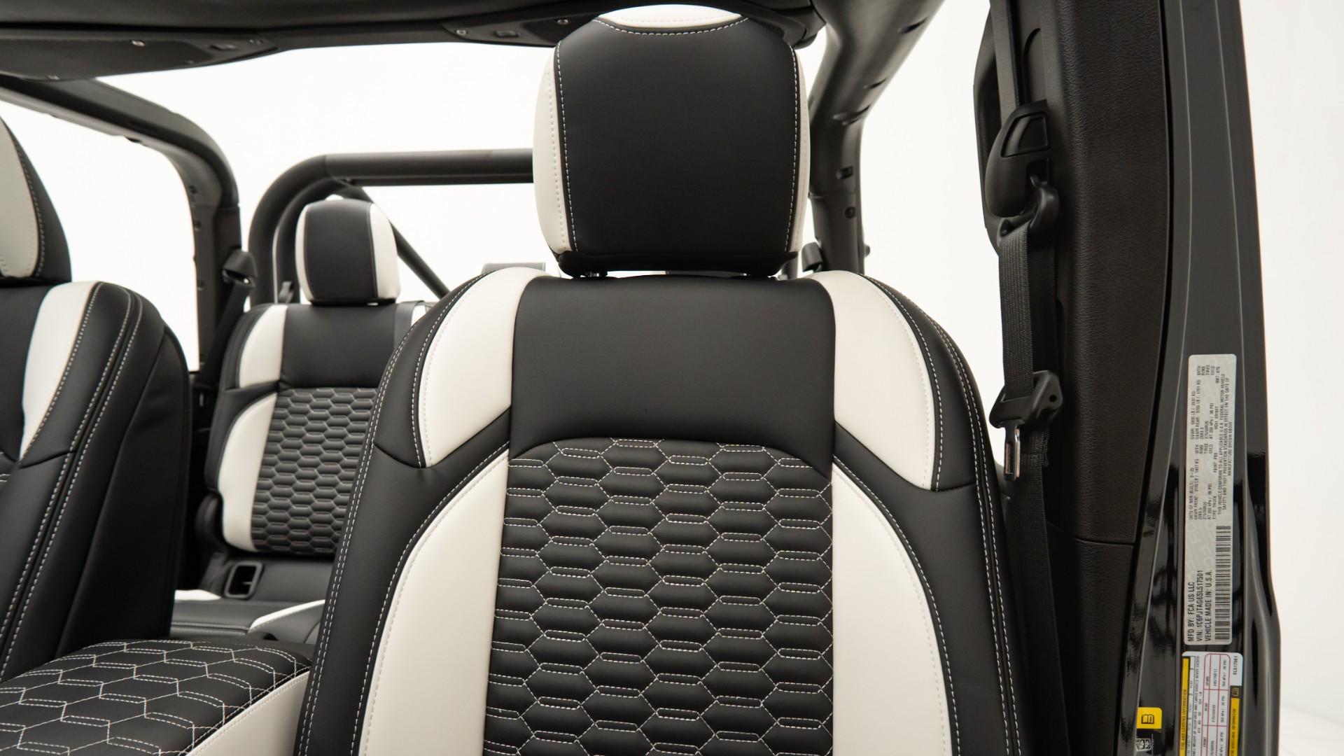 2025 JEEP GLADIATOR in Black, photo 44 of 54