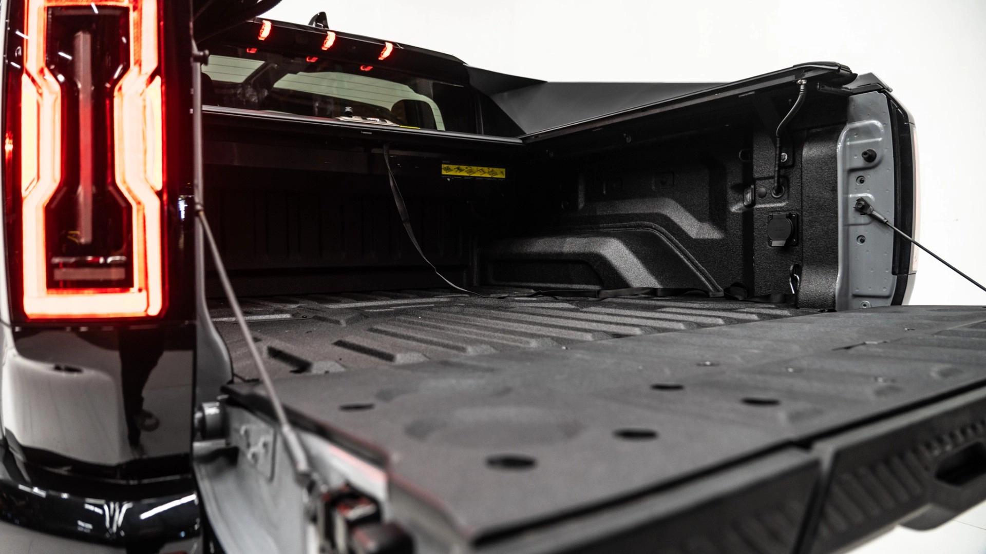 2024 GMC HUMMER EV PICKUP in Gray, photo 25 of 29