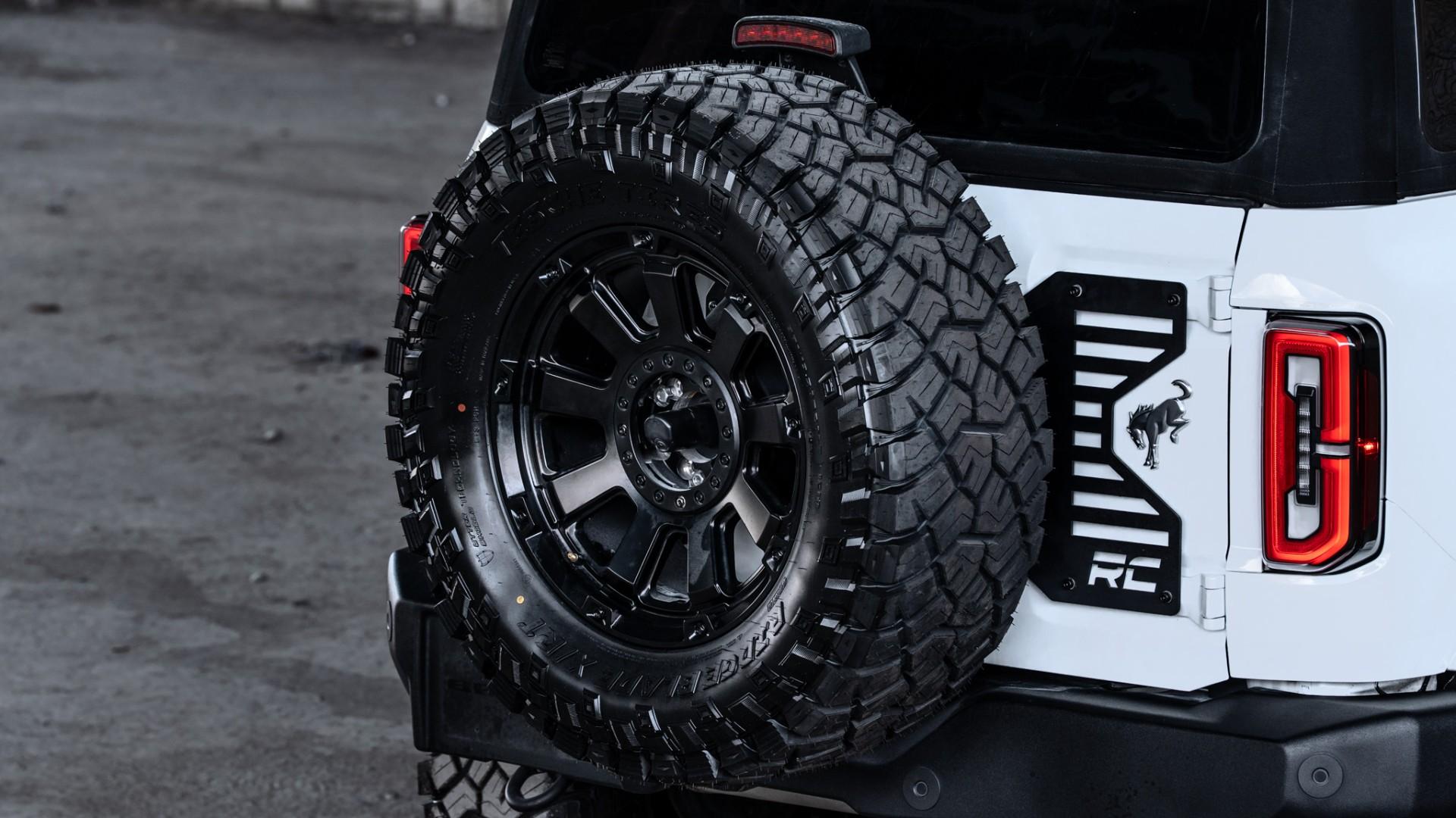 2021 FORD BRONCO in Oxford White, photo 33 of 48