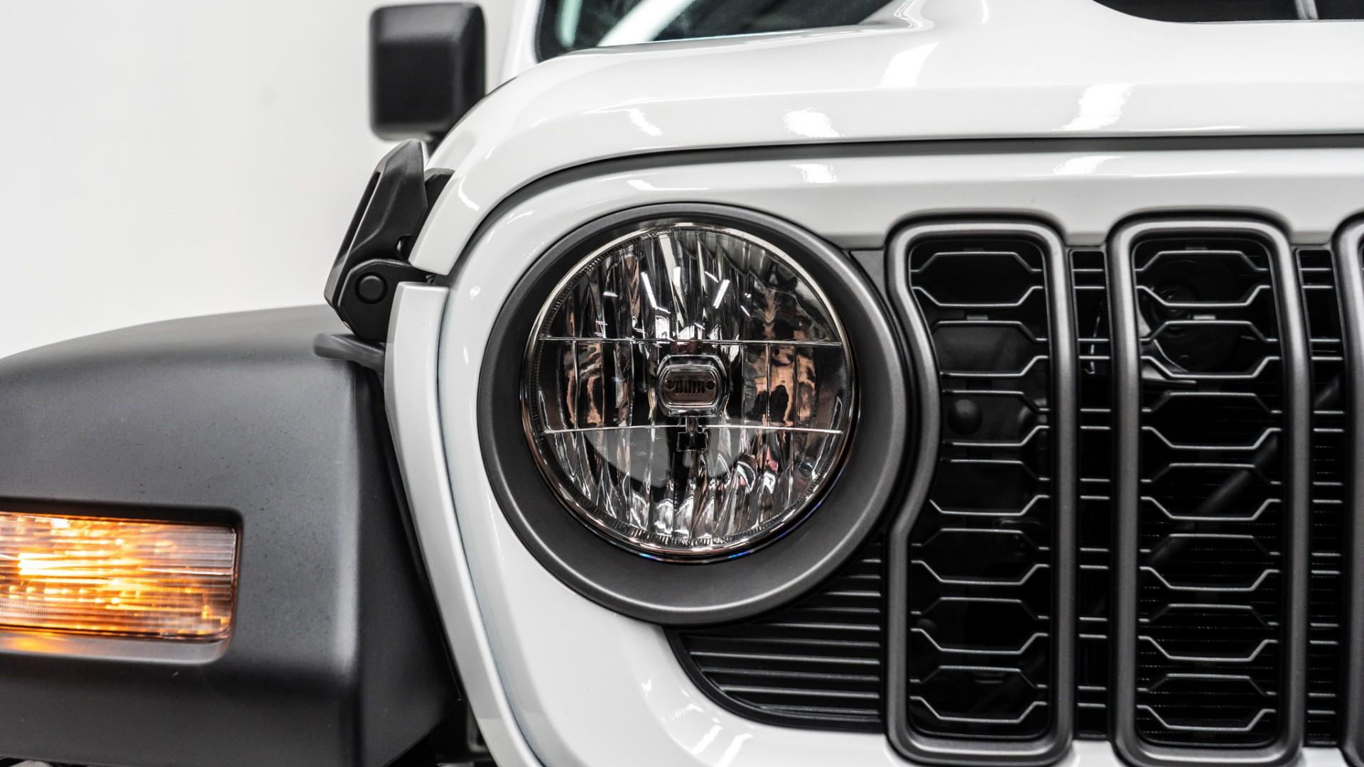 2025 JEEP GLADIATOR in White, photo 29 of 48
