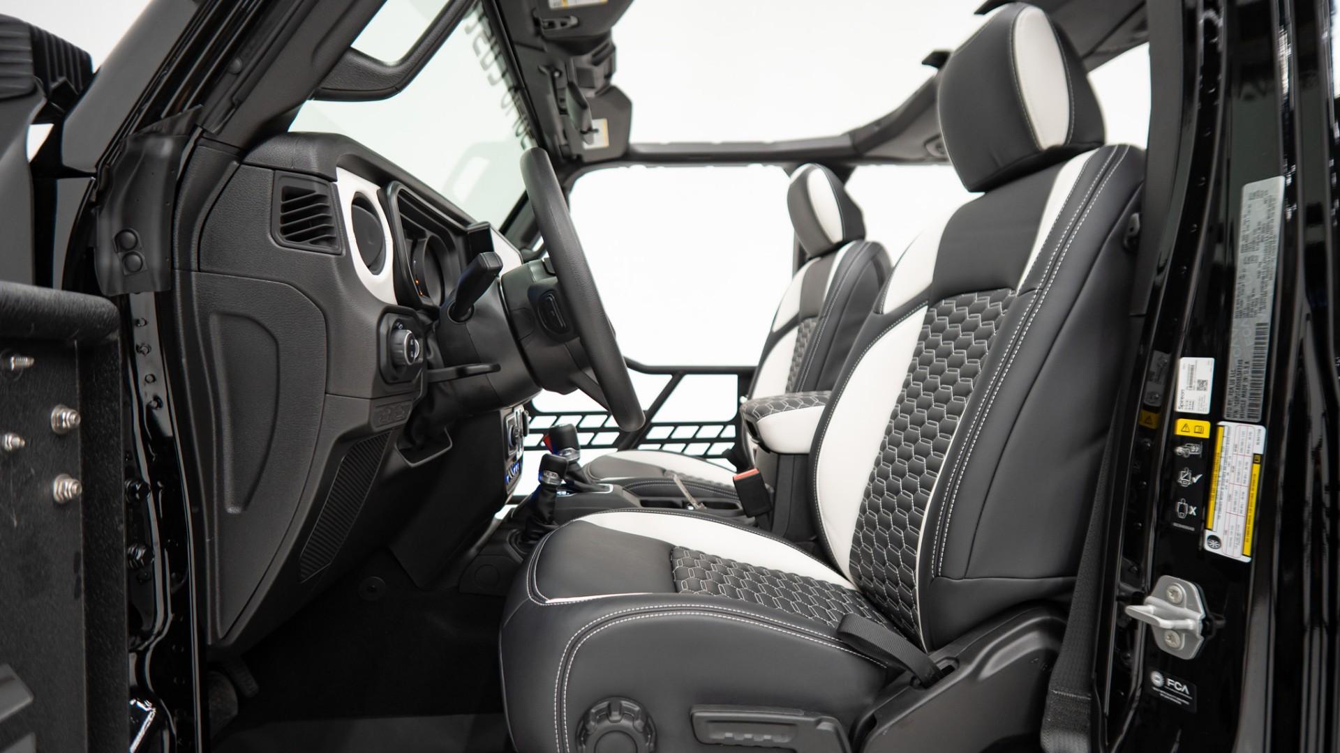 2025 JEEP GLADIATOR in Black, photo 18 of 27