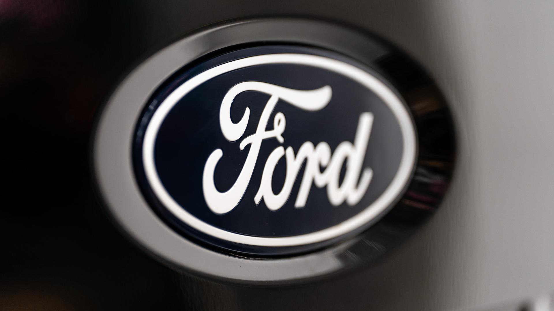 2024 FORD F-150 LARIAT in Black, photo 18 of 44
