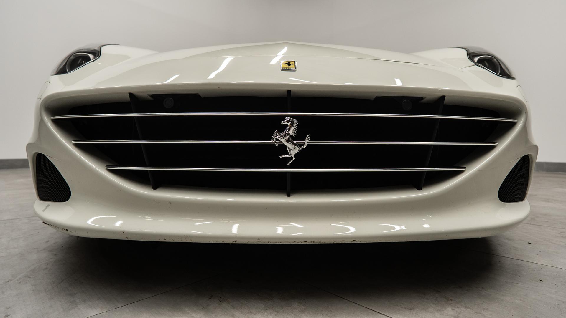 2018 FERRARI CALIFORNIA T in White, photo 10 of 42
