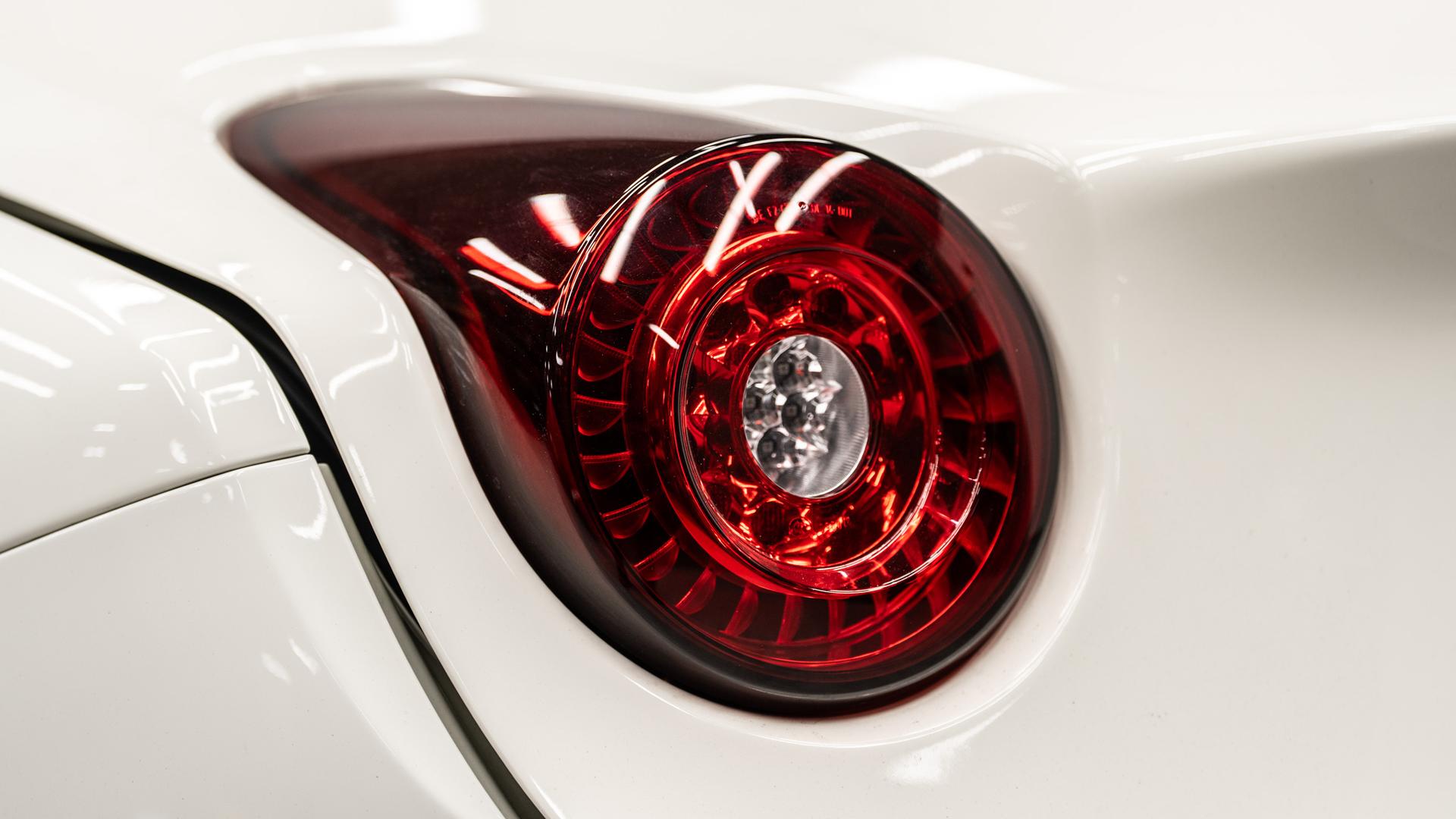 2018 FERRARI CALIFORNIA T in White, photo 23 of 42