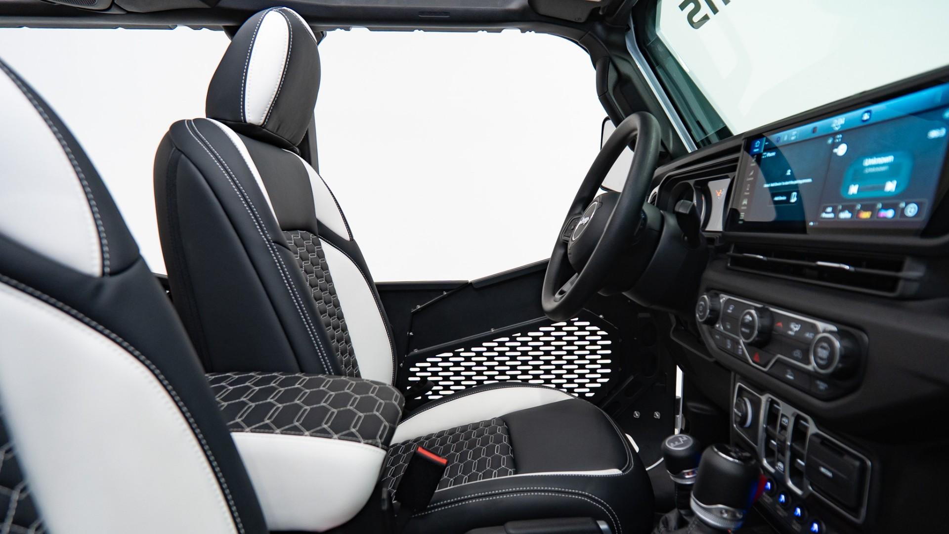 2025 JEEP GLADIATOR in BRIGHT WHITE CLEARCOAT, photo 13 of 60