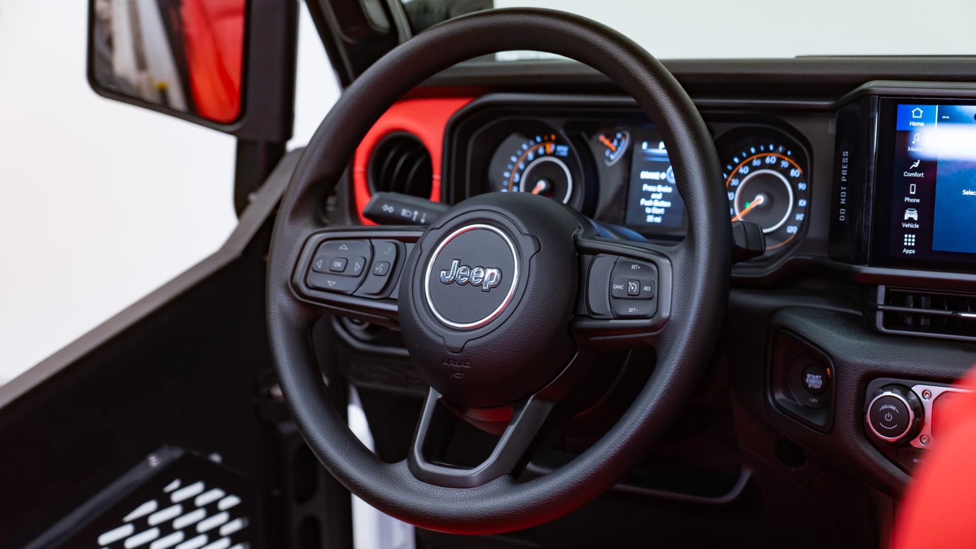 2025 JEEP GLADIATOR in BRIGHT WHITE CLEARCOAT, photo 28 of 59