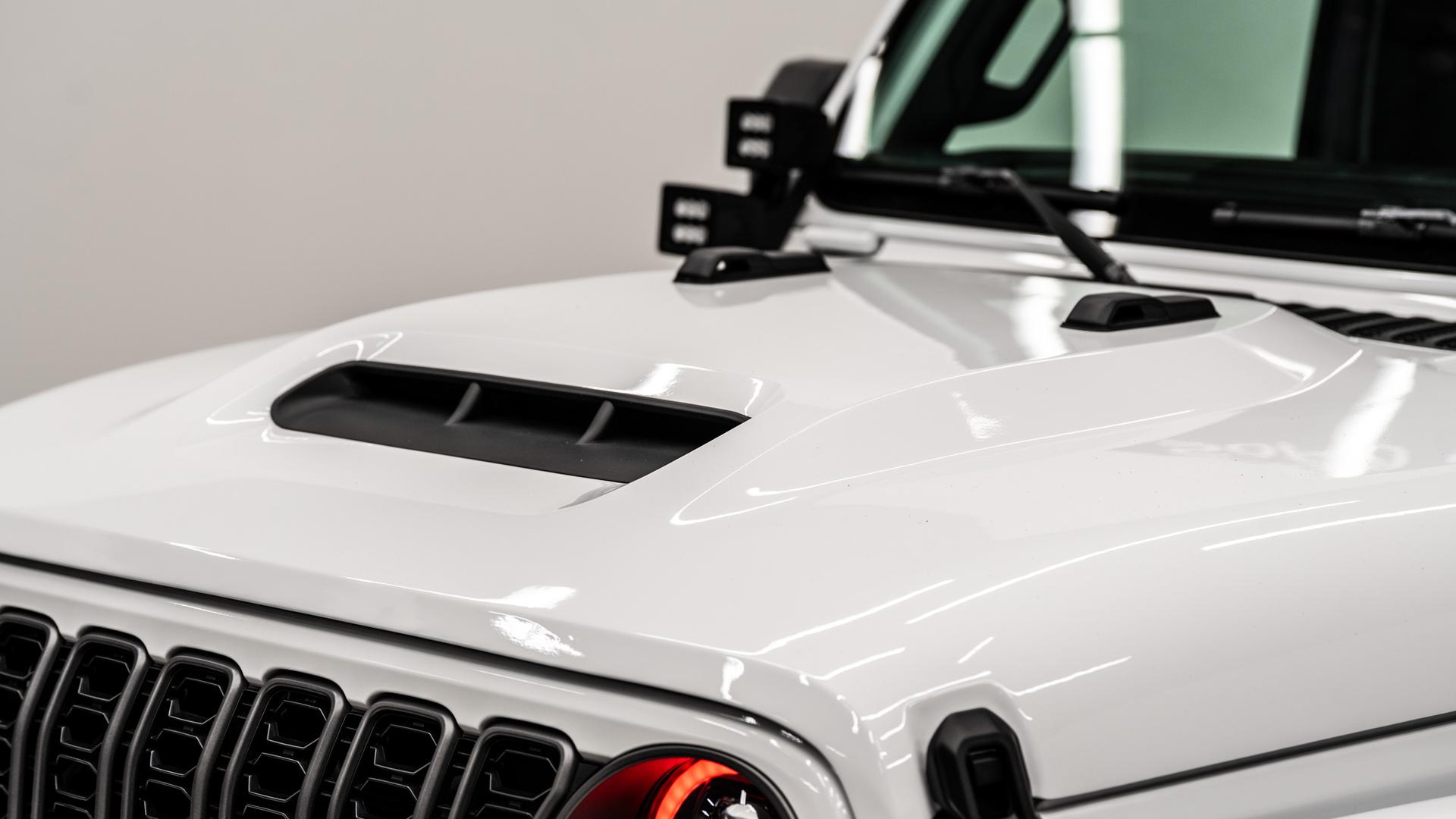 2025 JEEP GLADIATOR in BRIGHT WHITE CLEARCOAT, photo 39 of 59