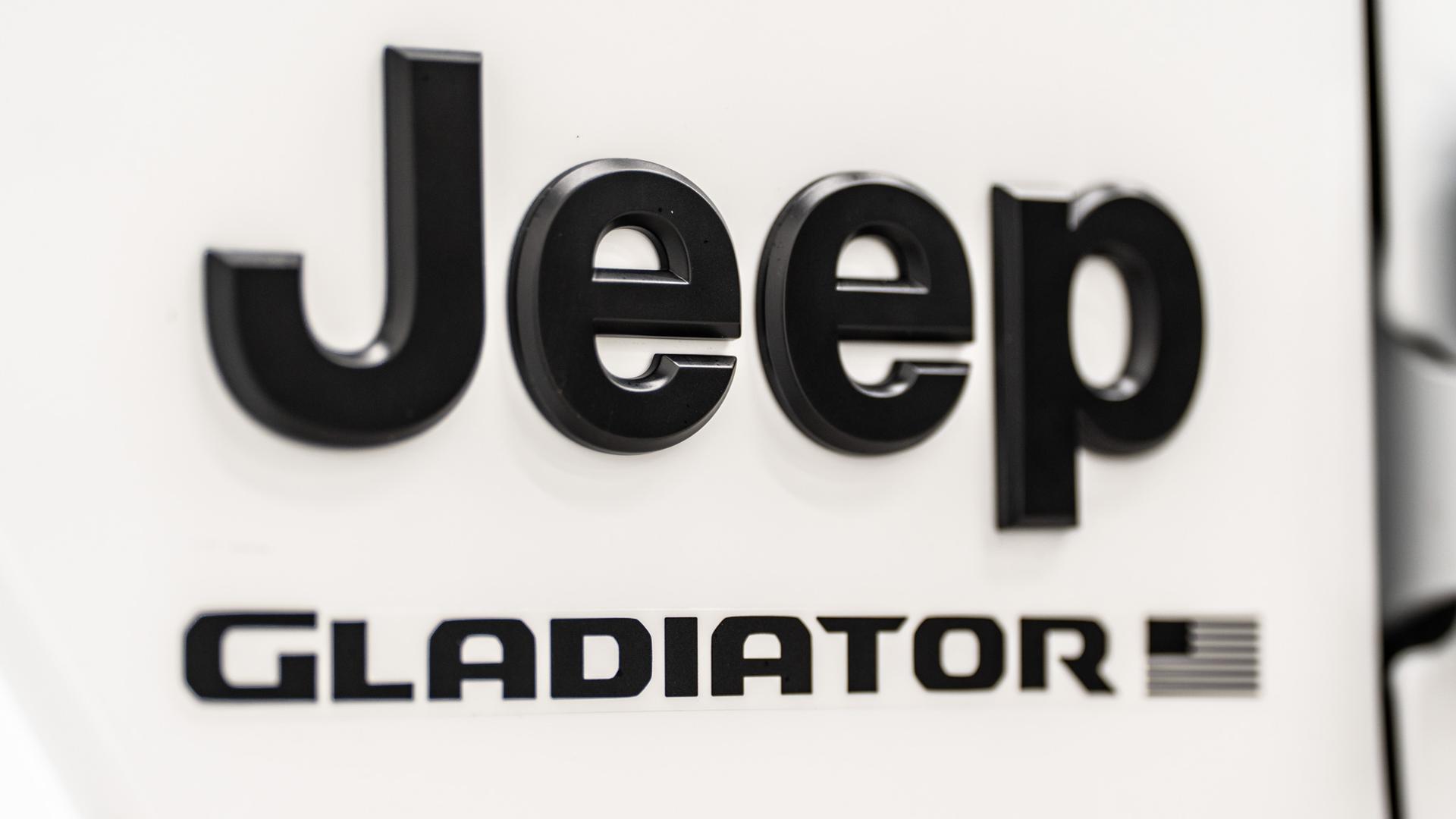 2025 JEEP GLADIATOR in BRIGHT WHITE CLEARCOAT, photo 45 of 59