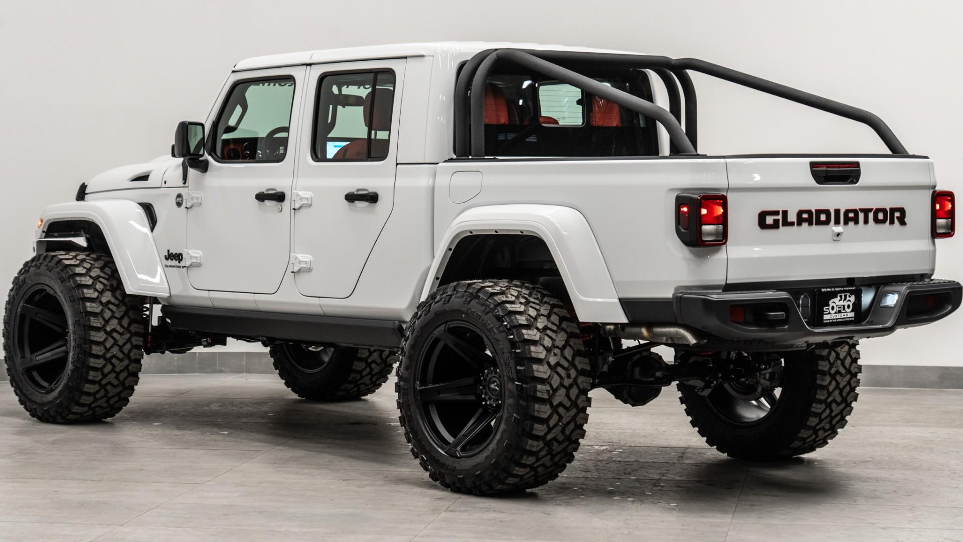 2025 JEEP GLADIATOR in BRIGHT WHITE CLEARCOAT, photo 10 of 59