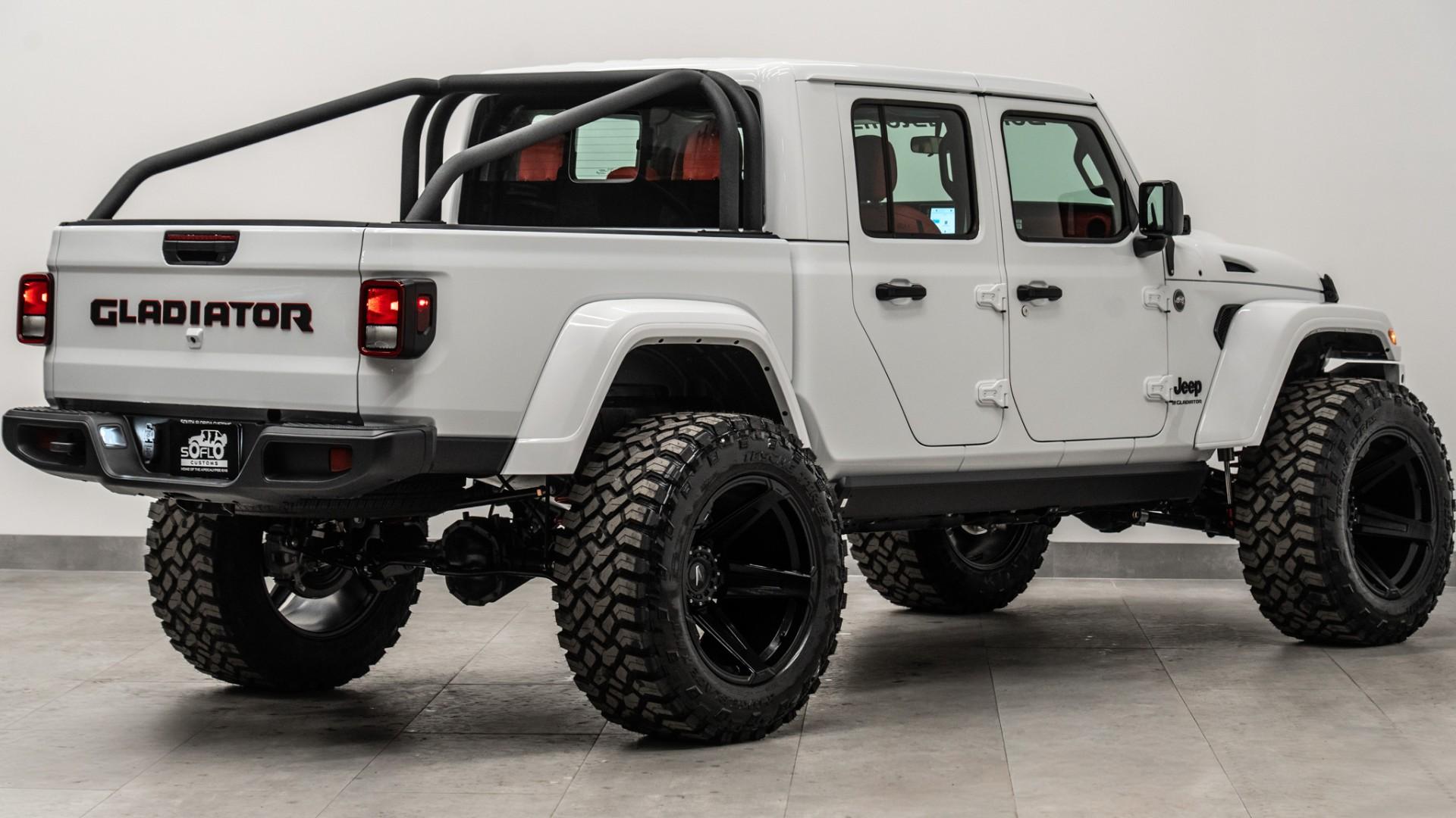 2025 JEEP GLADIATOR in BRIGHT WHITE CLEARCOAT, photo 8 of 59
