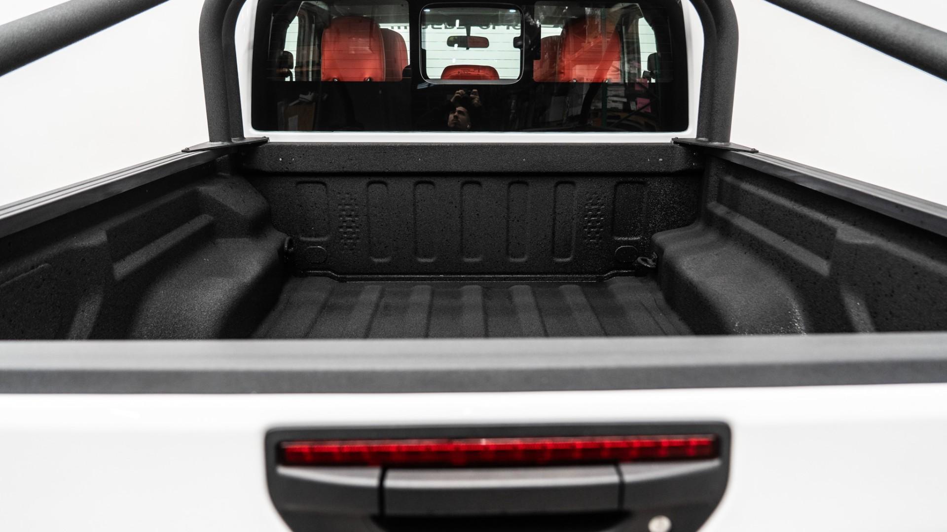 2025 JEEP GLADIATOR in BRIGHT WHITE CLEARCOAT, photo 56 of 59