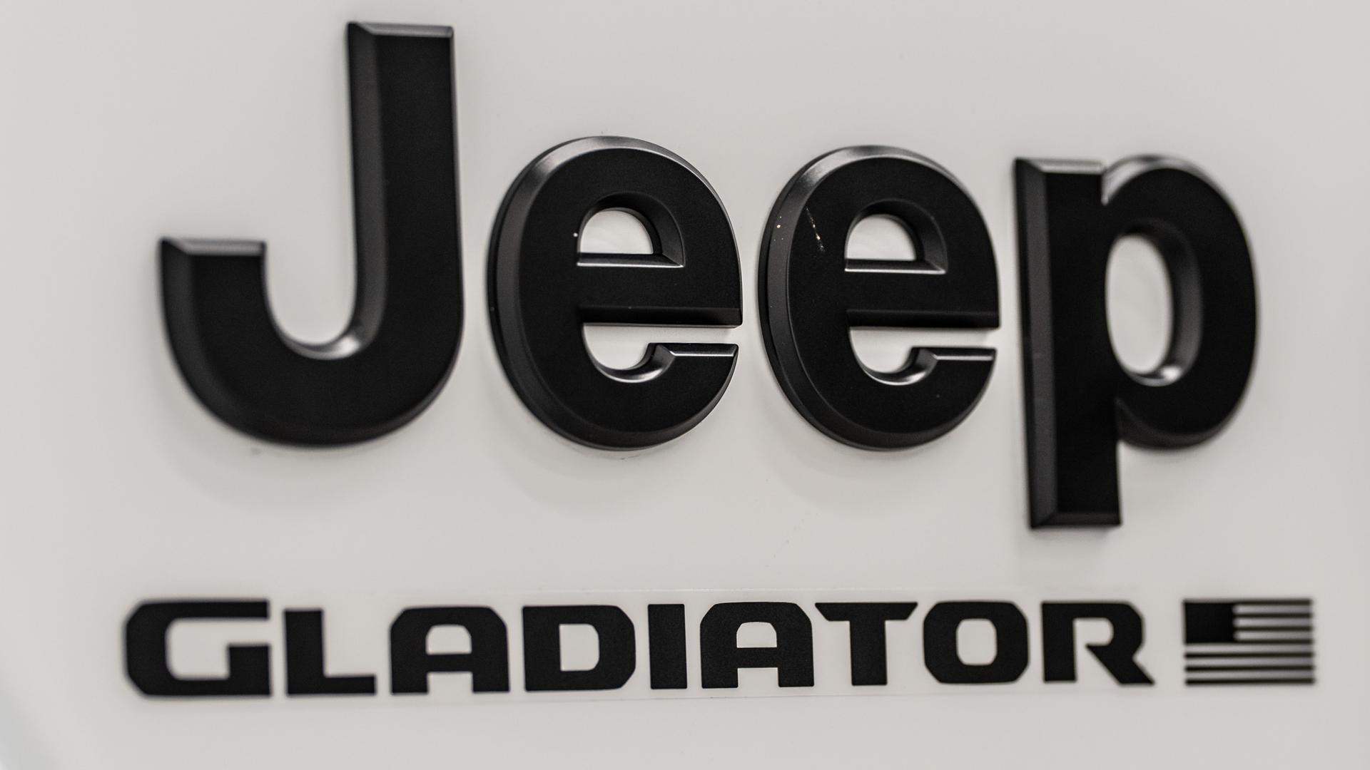 2025 JEEP GLADIATOR in BRIGHT WHITE CLEARCOAT, photo 33 of 53