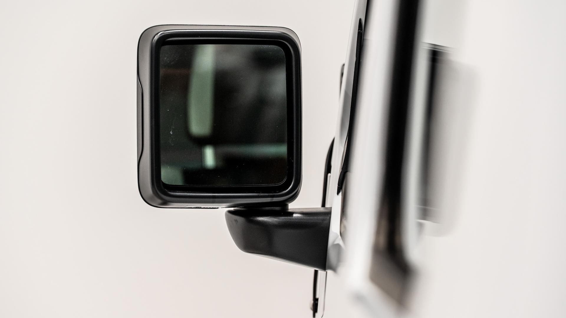 2025 JEEP GLADIATOR in BRIGHT WHITE CLEARCOAT, photo 35 of 53