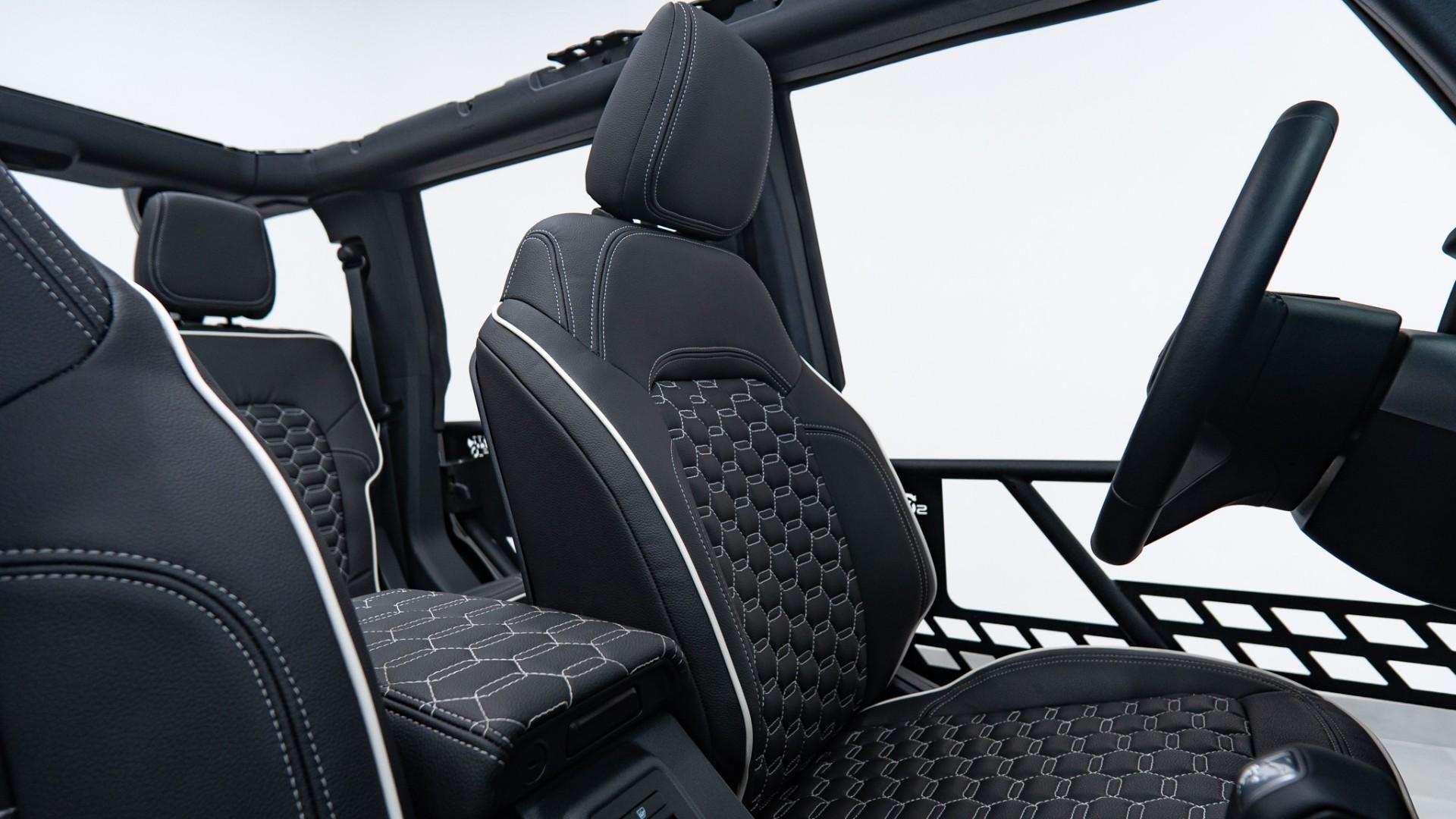 2025 FORD BRONCO in Black, photo 3 of 51