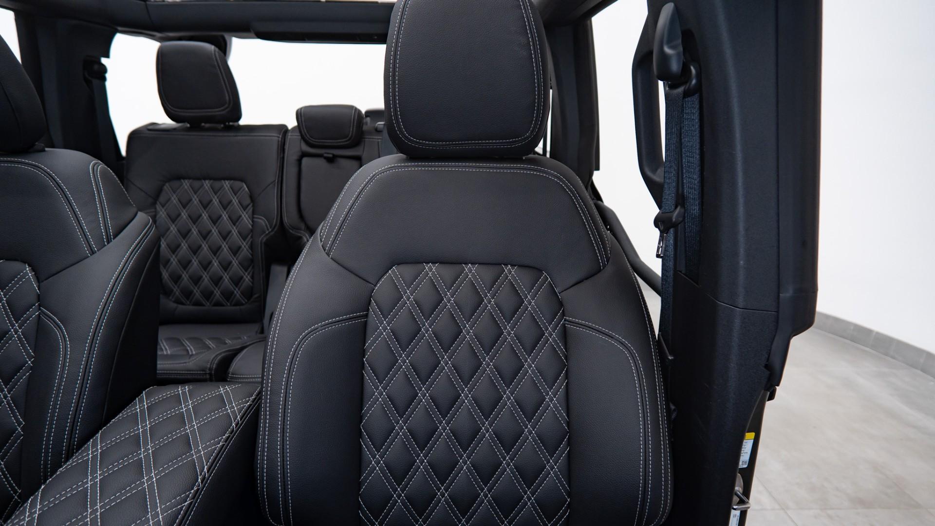 2025 FORD BRONCO in Black, photo 3 of 45