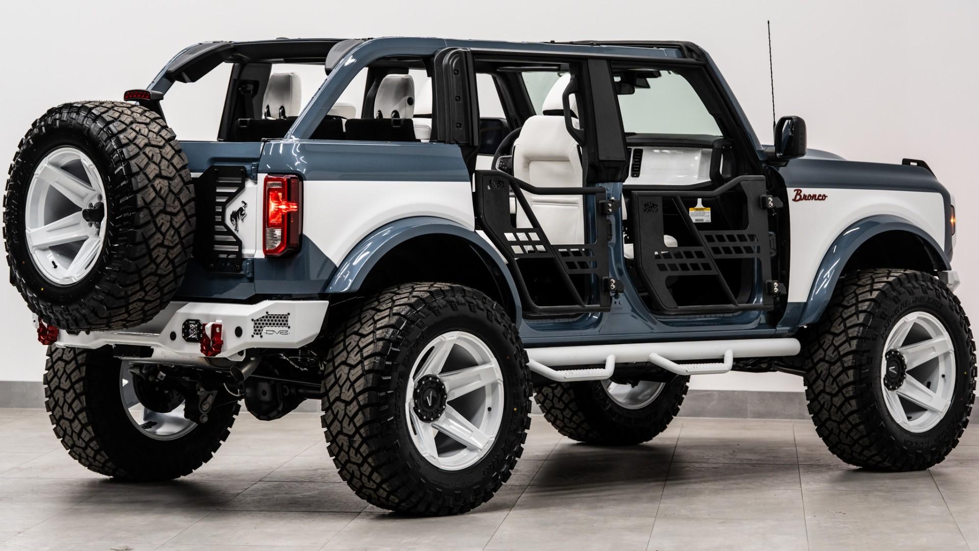 2025 FORD BRONCO in Azzure Gray, photo 14 of 57