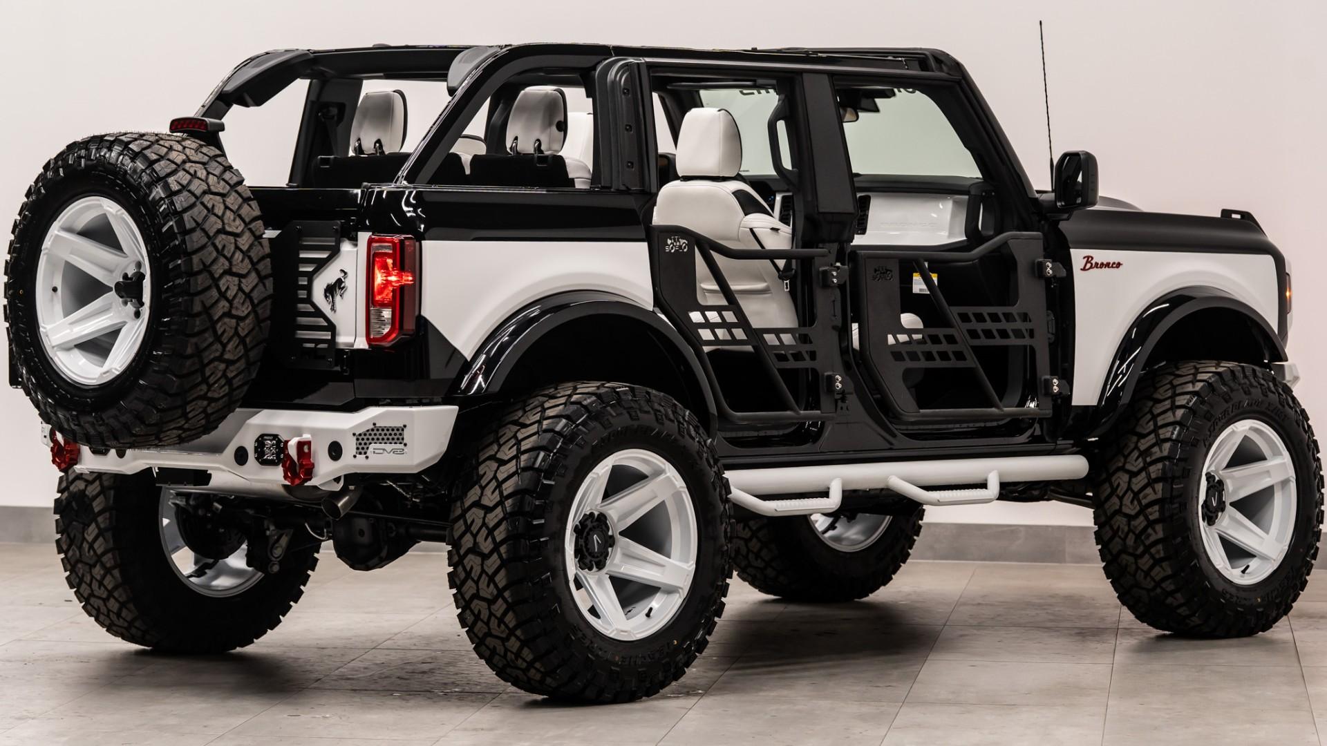 2025 FORD BRONCO in Black, photo 8 of 59