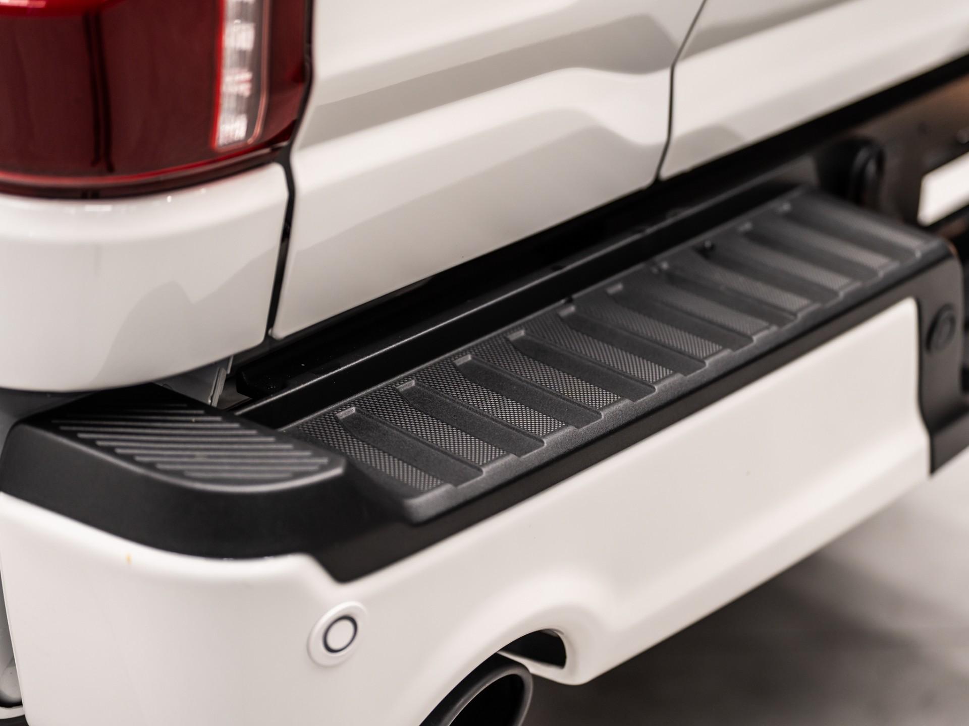 2025 FORD F-150 4X4 LARIAT in White, photo 16 of 46