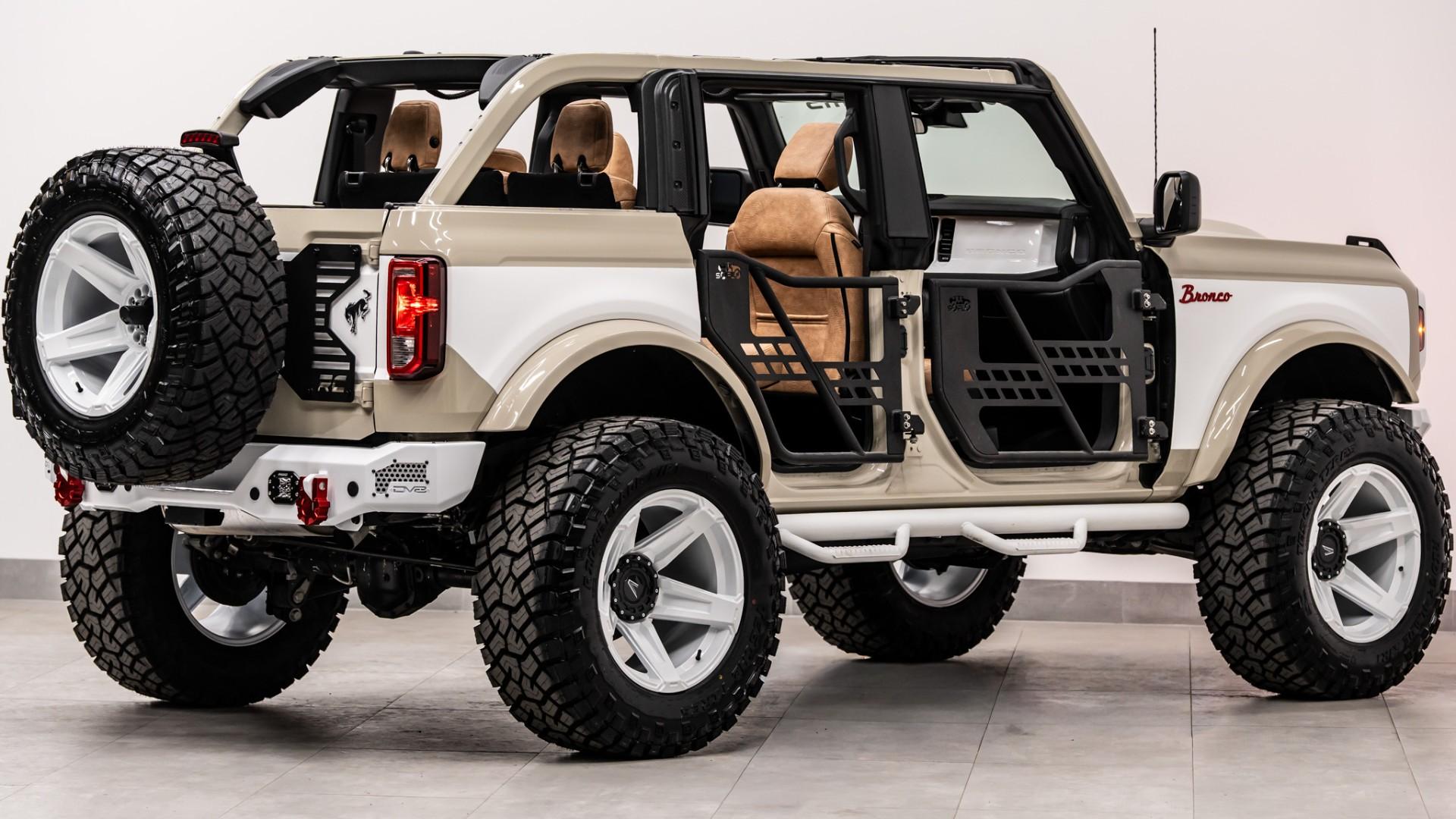2025 FORD BRONCO in Desert Sand, photo 14 of 57