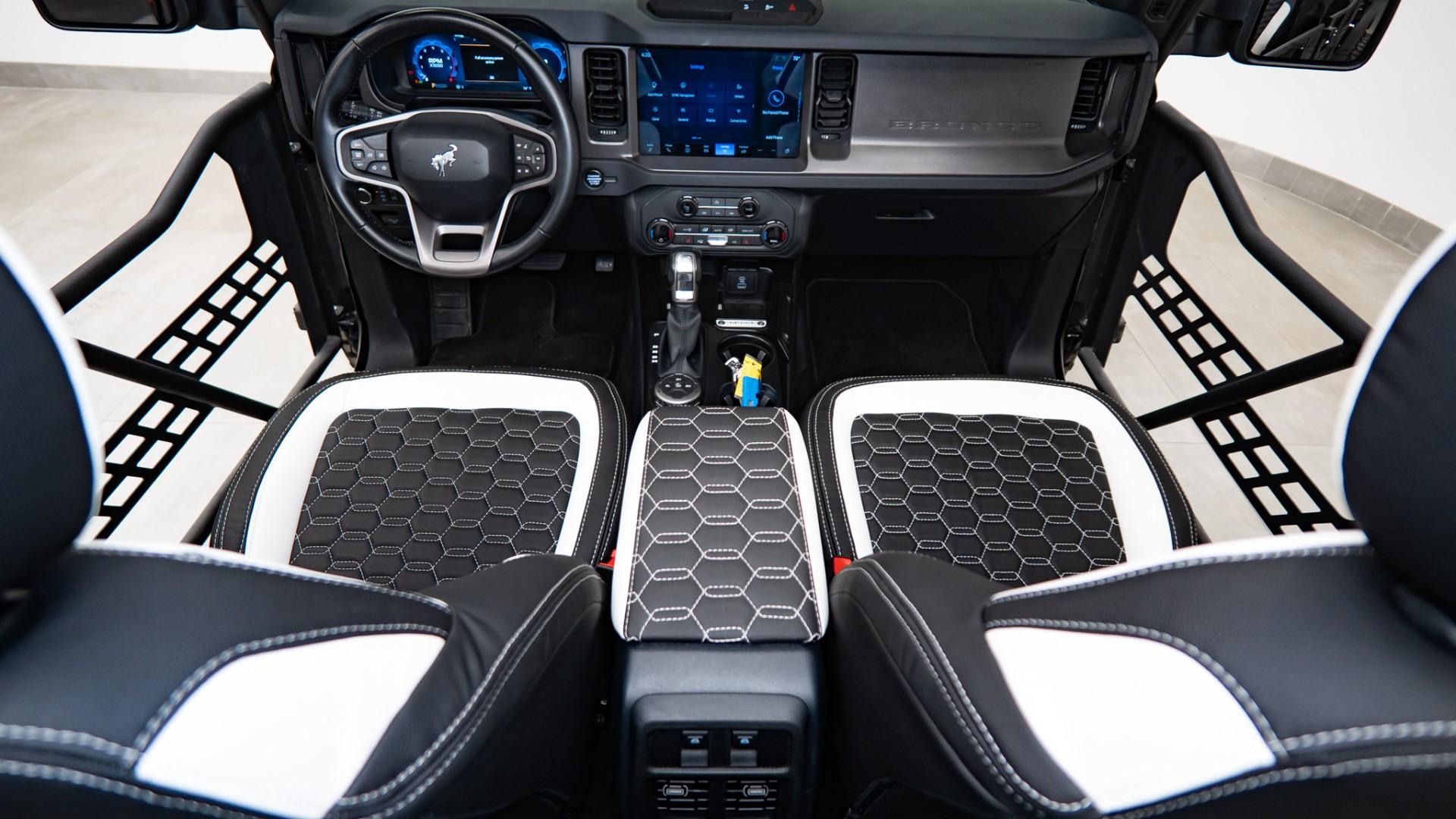 2025 FORD BRONCO in Black, photo 2 of 44