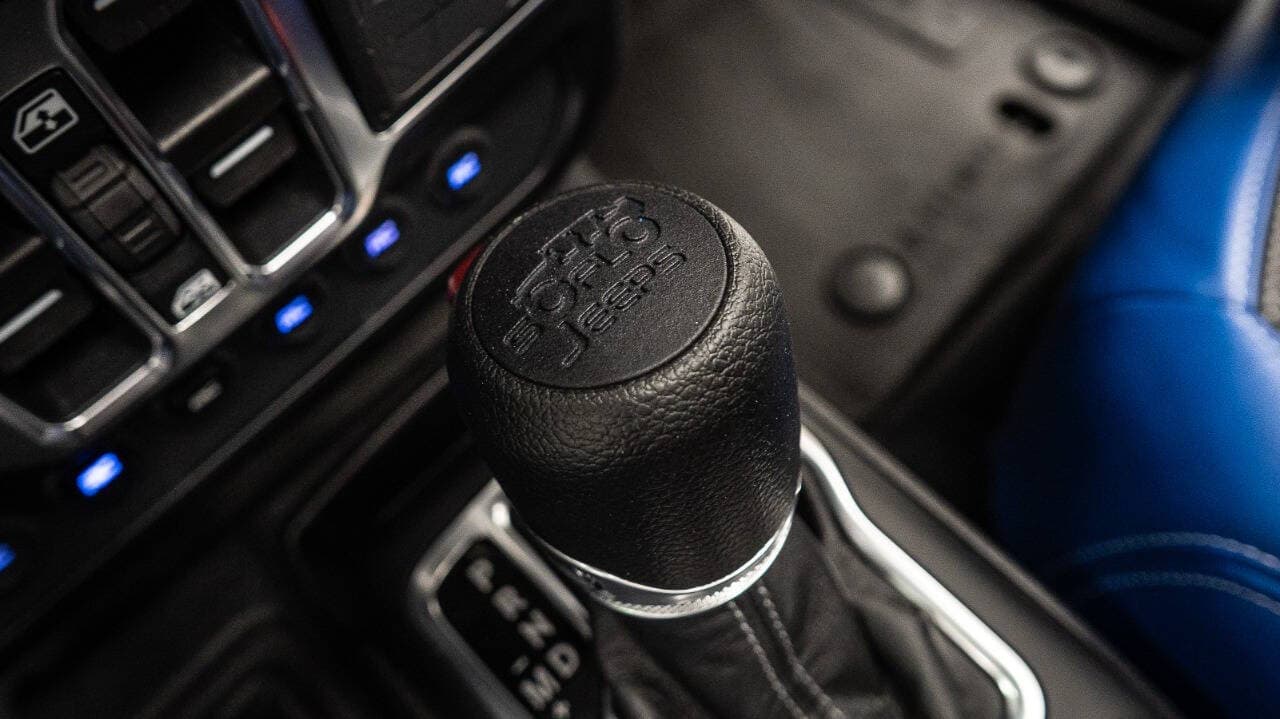 2023 JEEP GLADIATOR in Pepsi Blue, photo 21 of 25