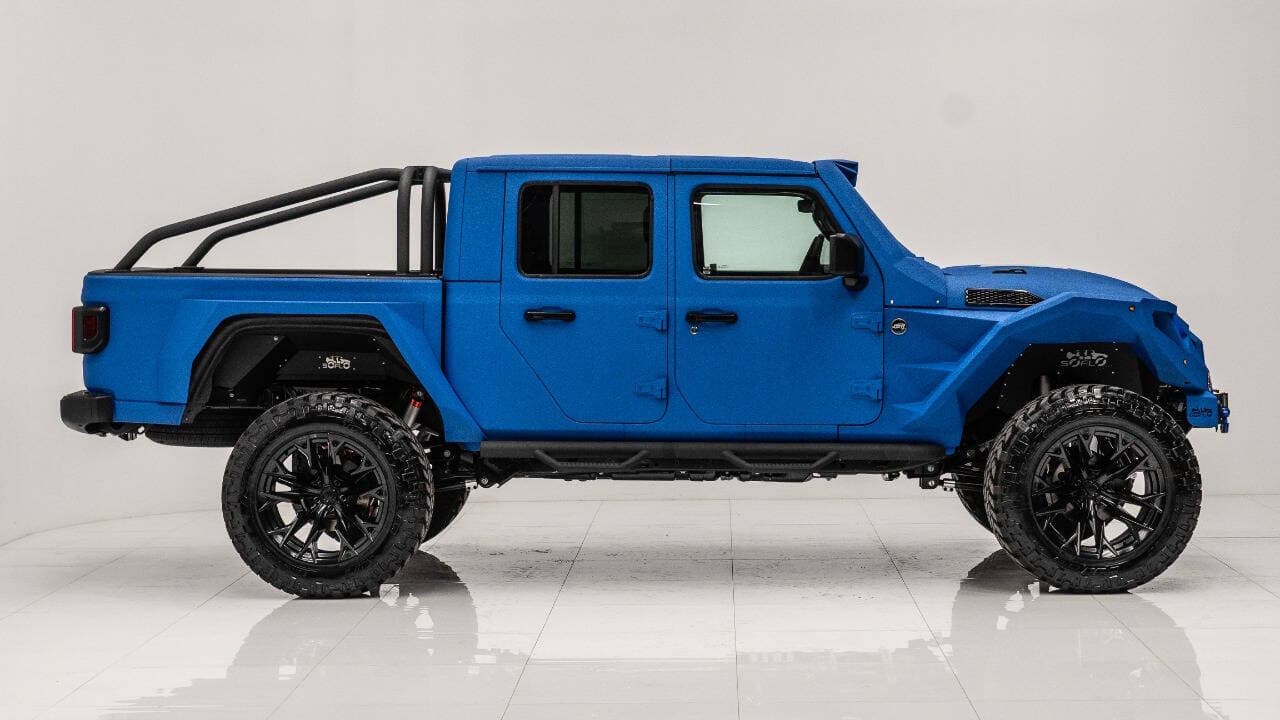 2023 JEEP GLADIATOR in Pepsi Blue, photo 5 of 25