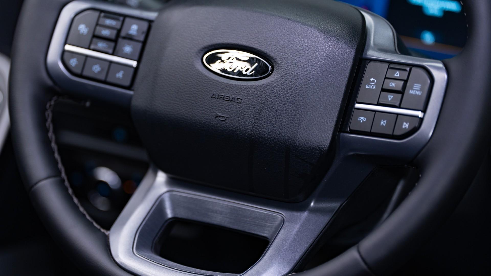 2025 FORD F-150 LARIAT in Black, photo 51 of 60