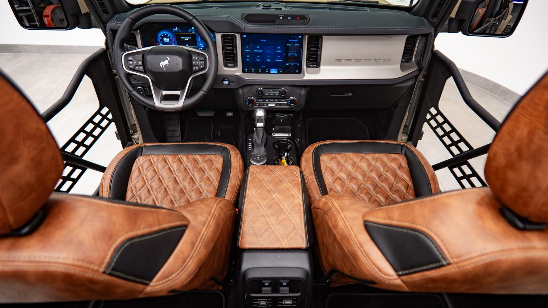 2025 FORD BRONCO 4X4 in Tan, photo 4 of 56