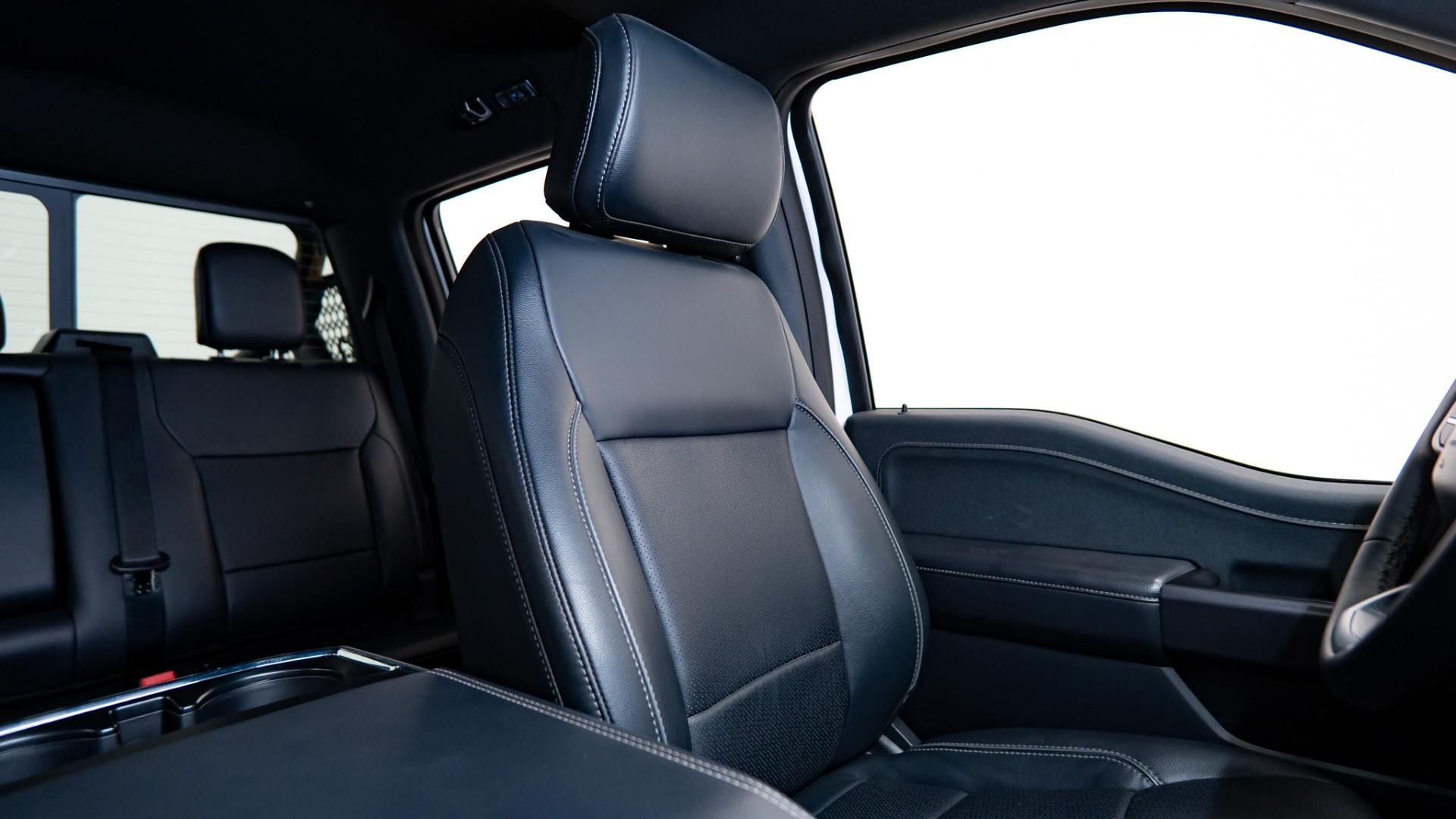2025 FORD F-150 4X4 LARIAT in Oxford White, photo 16 of 31