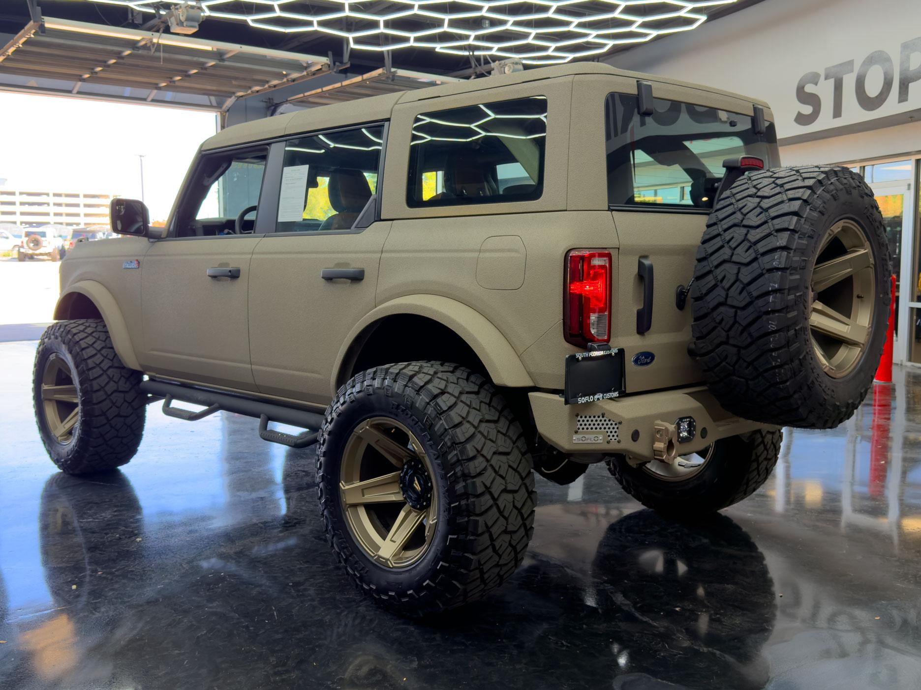 2026 FORD BRONCO 4X4 in Tan, photo 14 of 40