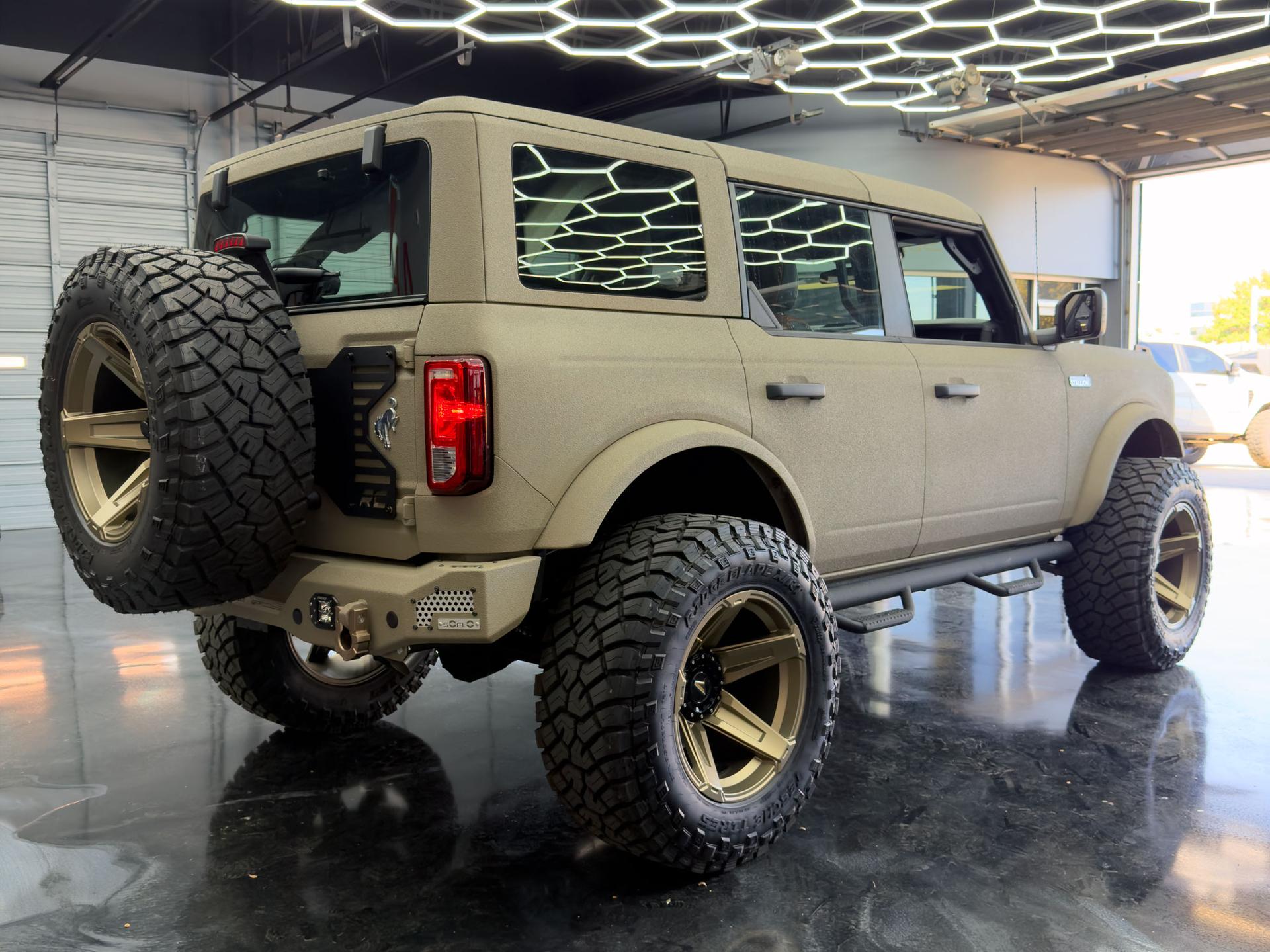2026 FORD BRONCO 4X4 in Tan, photo 11 of 40