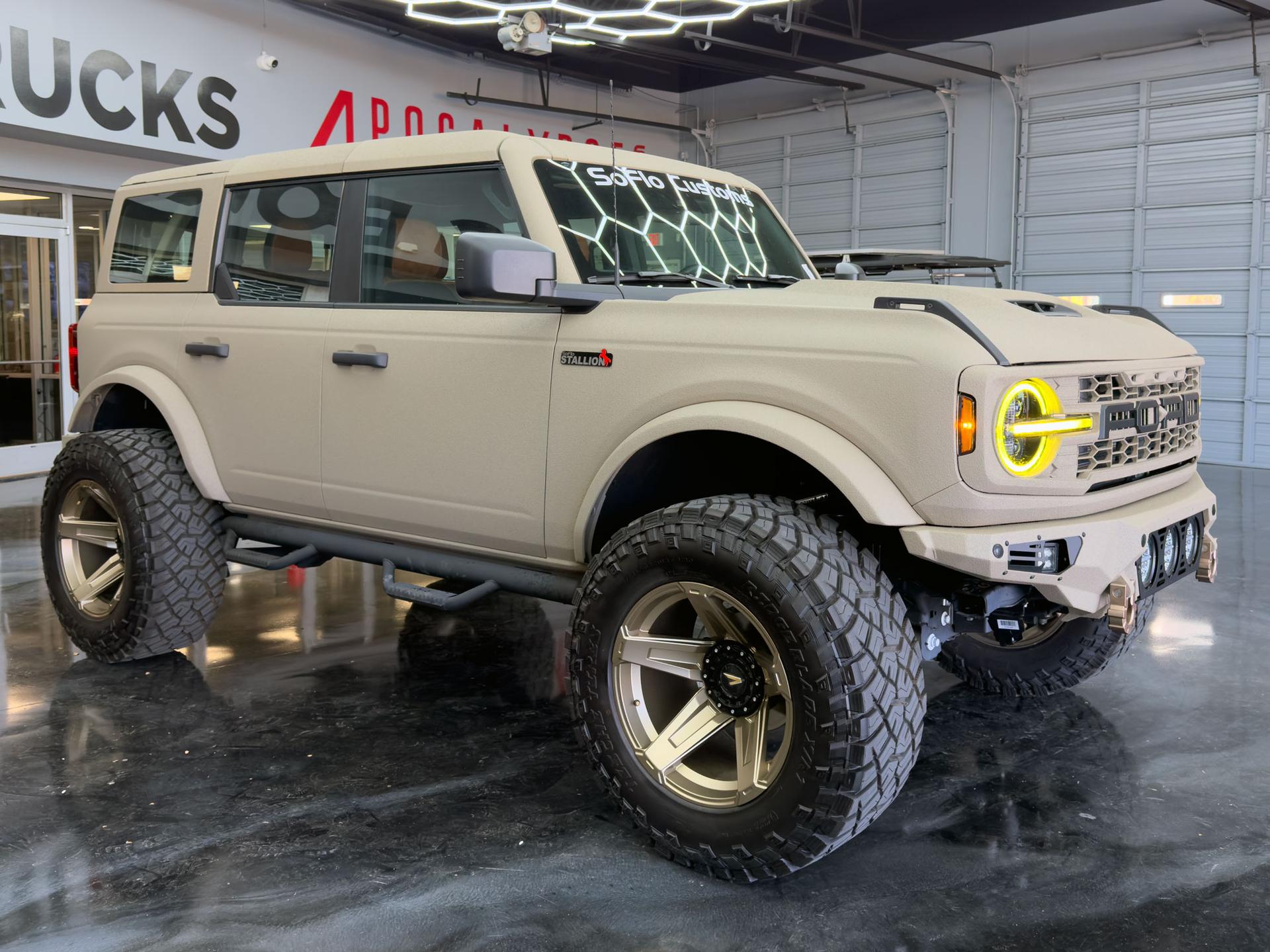 2026 FORD BRONCO 4X4 in Tan, photo 9 of 40