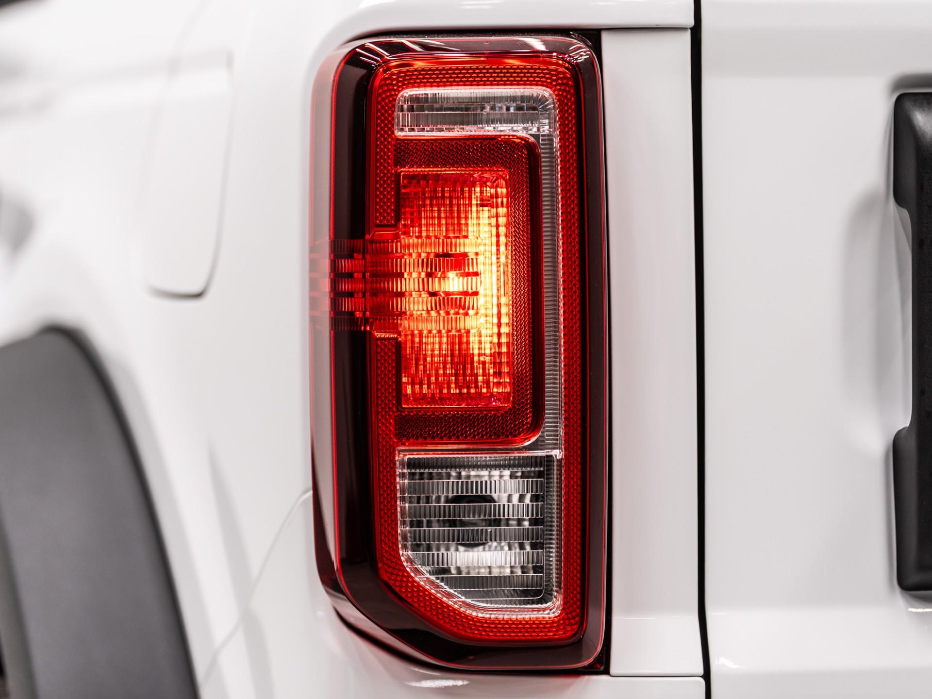 2026 FORD BRONCO 4X4 in Oxford White, photo 46 of 52