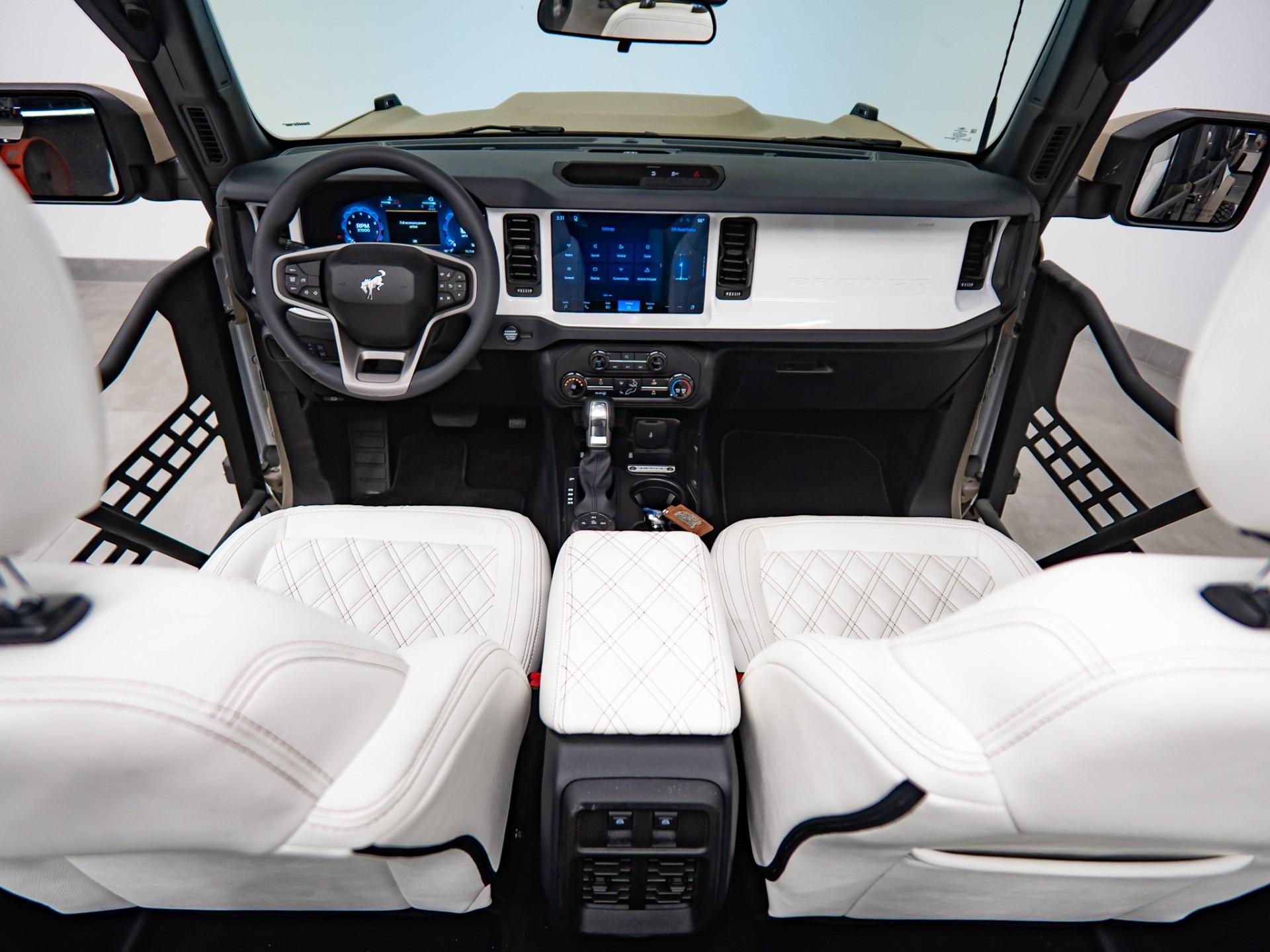 2026 FORD BRONCO 4X4 in Tan, photo 3 of 54