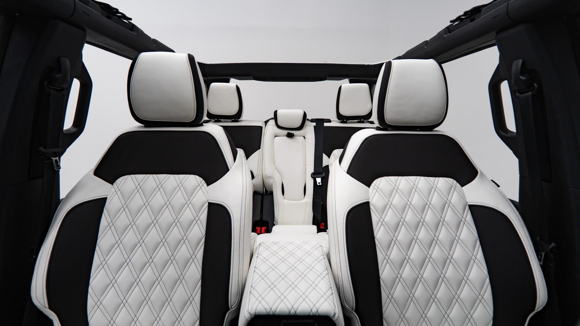 2025 FORD BRONCO 4X4 in Oxford White, photo 4 of 46