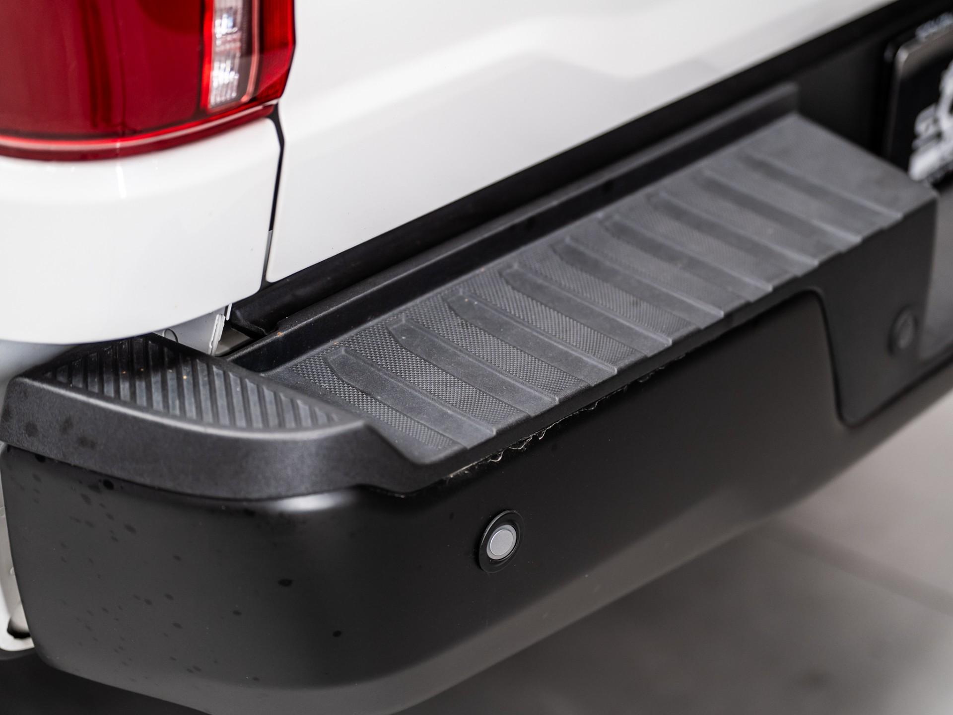 2025 FORD F-150 4X4 LARIAT in Oxford White, photo 47 of 50