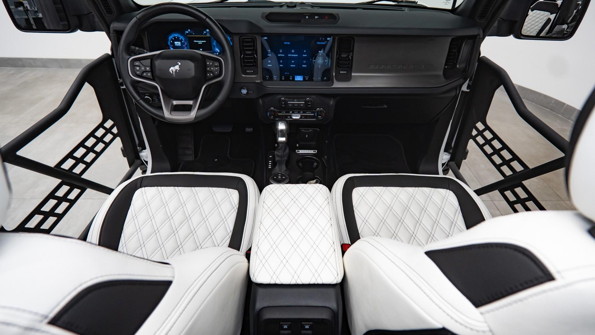 2026 FORD BRONCO 4X4 in Oxford White, photo 3 of 47