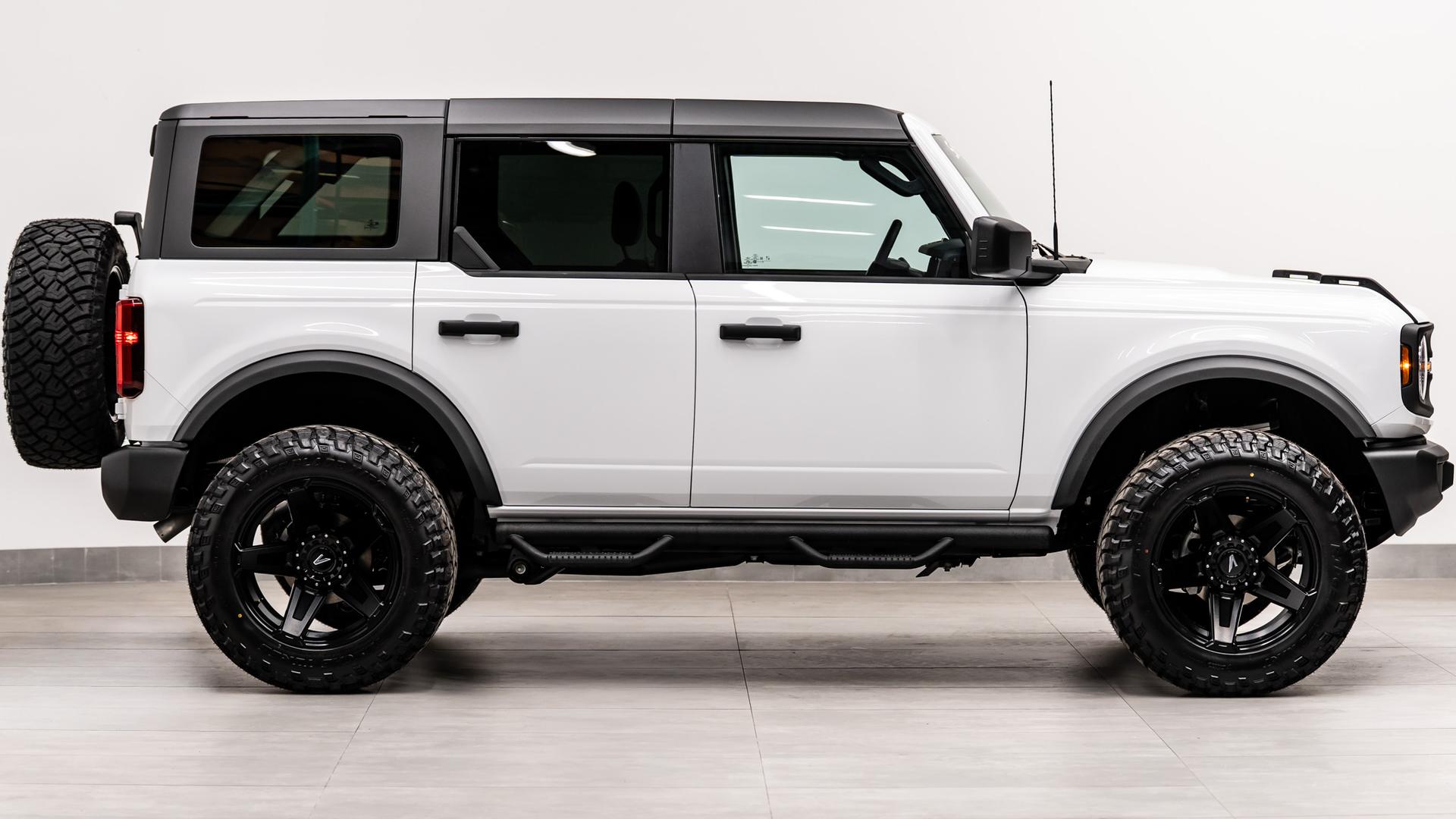 2024 FORD BRONCO 4X4 in Oxford White, photo 9 of 55