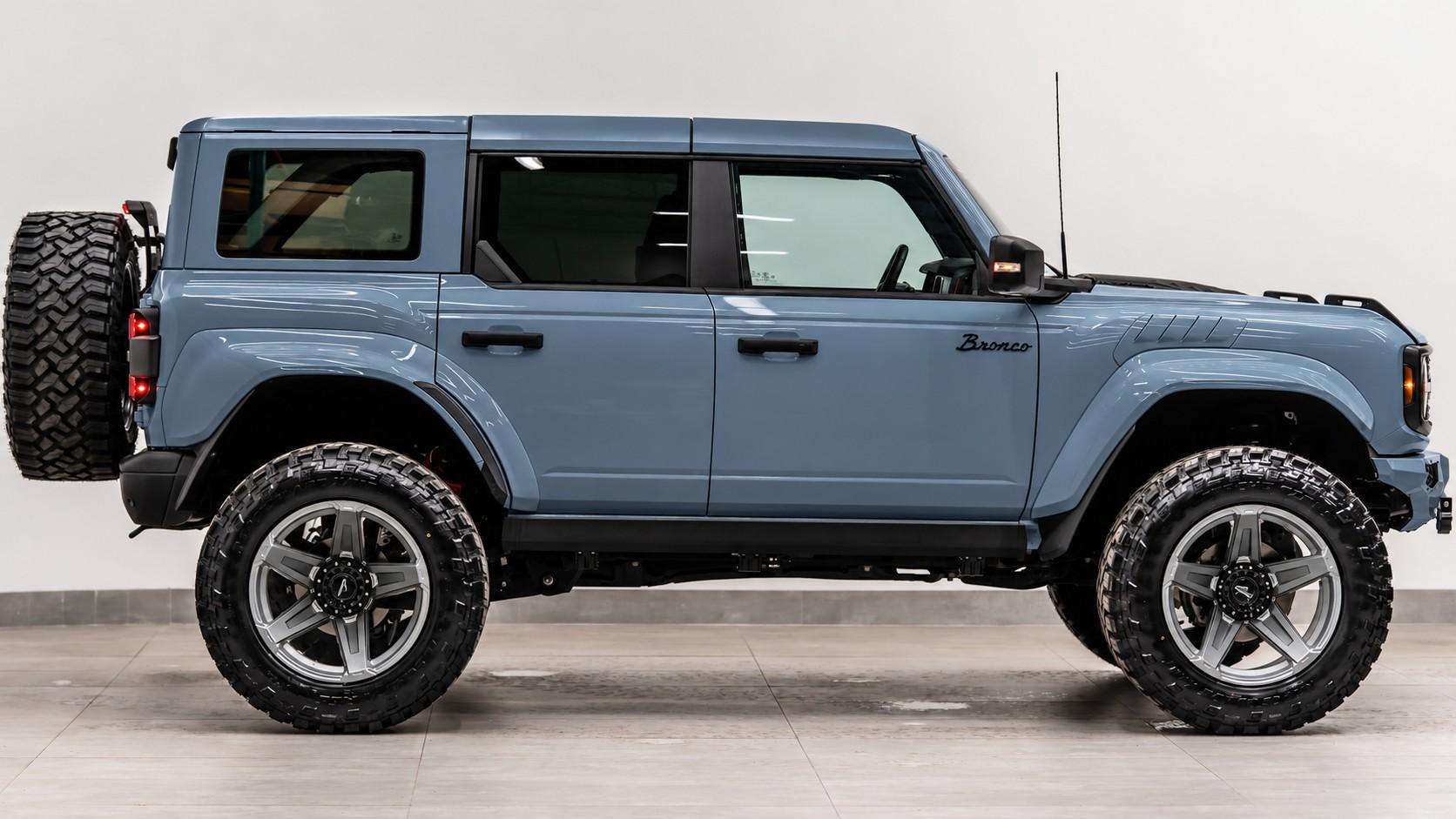 2025 FORD BRONCO 4X4 in Azure Gray Metallic Tri-coat, photo 8 of 13
