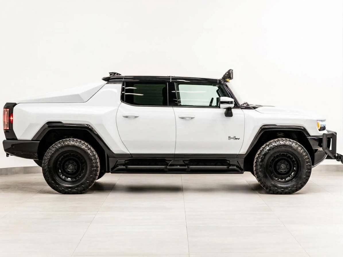 2022 GMC HUMMER EV 3X in INTERSTELLAR WHITE, photo 5 of 10