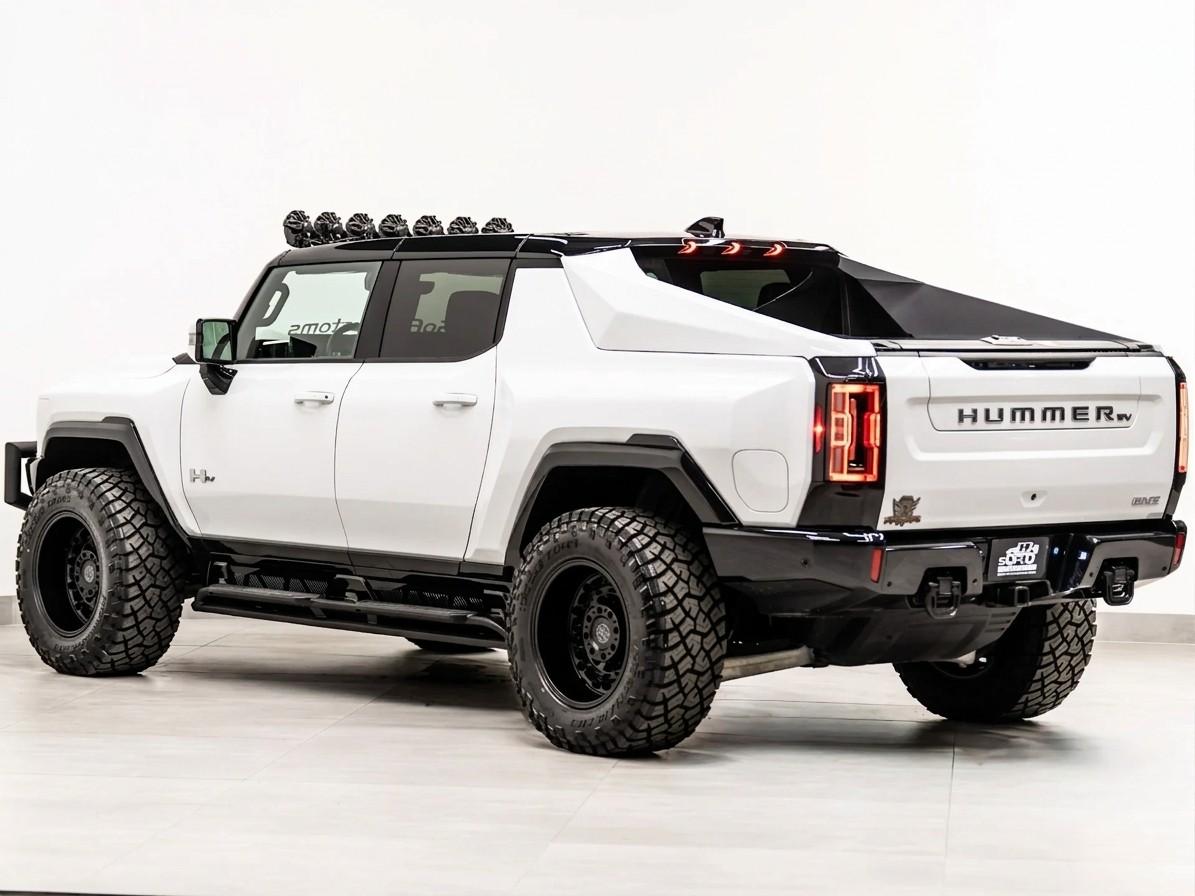 2022 GMC HUMMER EV 3X in INTERSTELLAR WHITE, photo 8 of 10