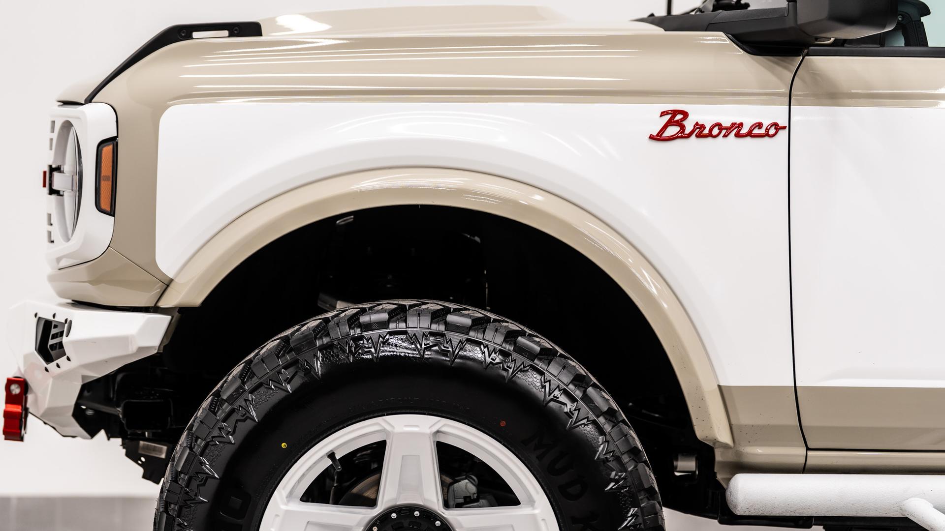 2026 FORD BRONCO 4X4 in Tan, photo 19 of 60