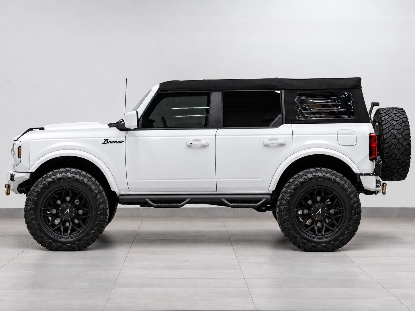 2025 FORD BRONCO 4X4 in Oxford White, photo 6 of 17