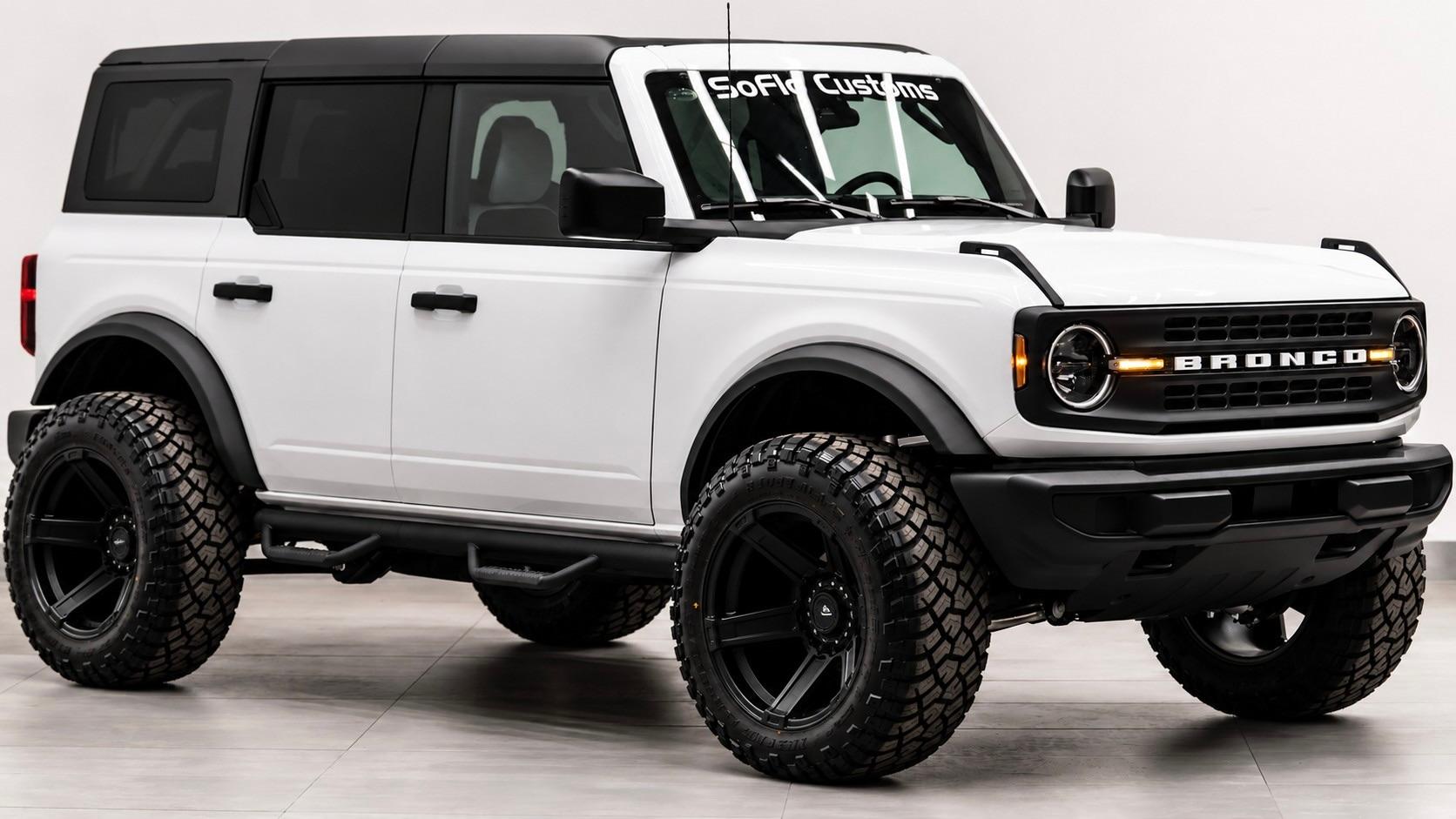 2026 FORD BRONCO 4X4 in Oxford White, photo 3 of 22