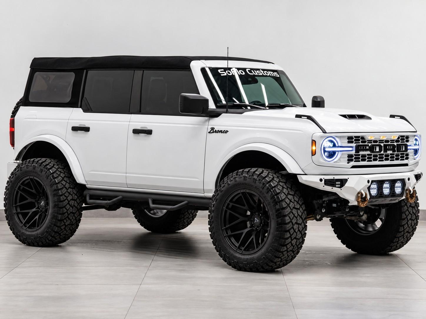 2025 FORD BRONCO 4X4 in White, photo 3 of 10