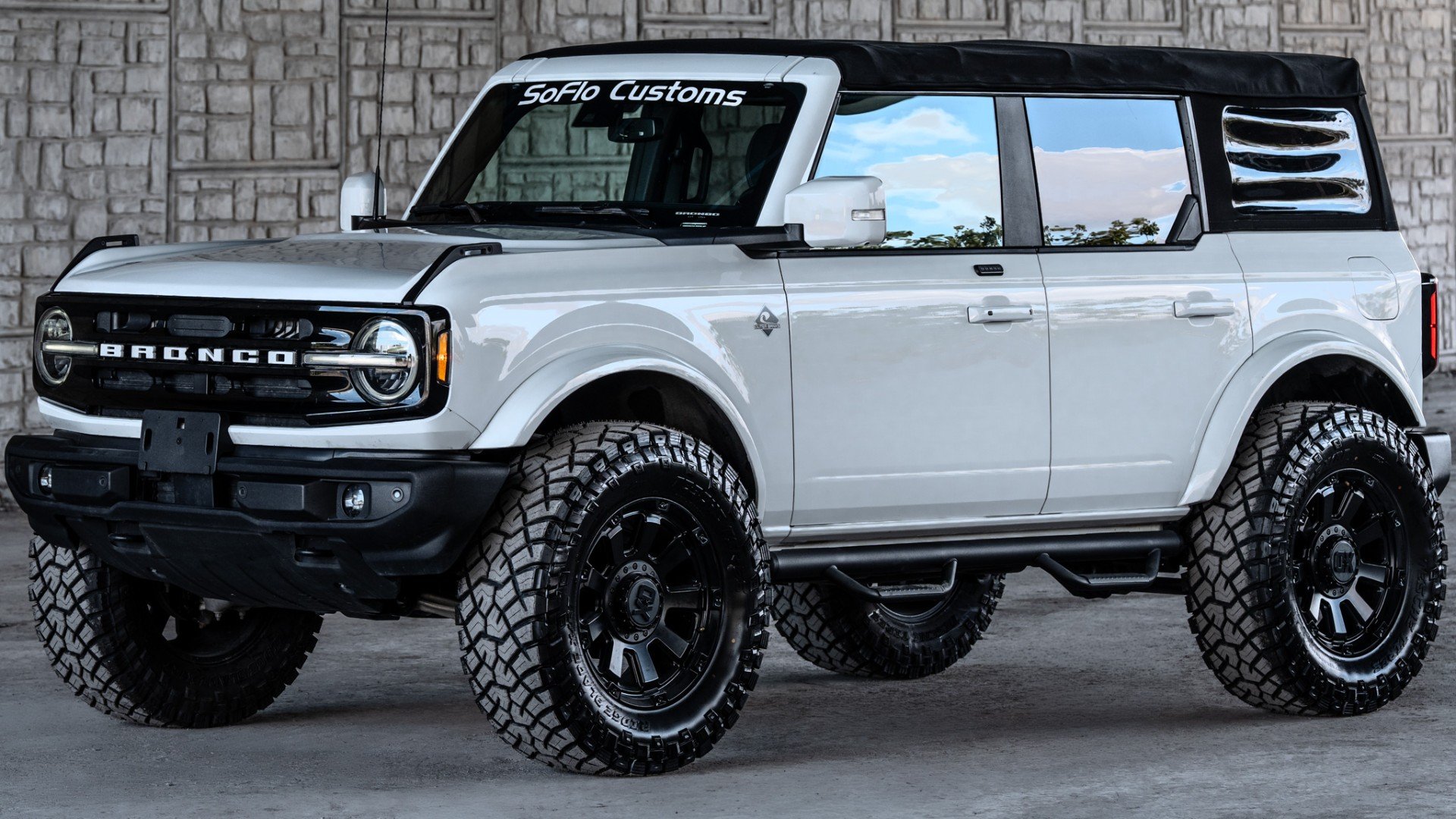 2021 FORD BRONCO in Oxford White, photo 1 of 48