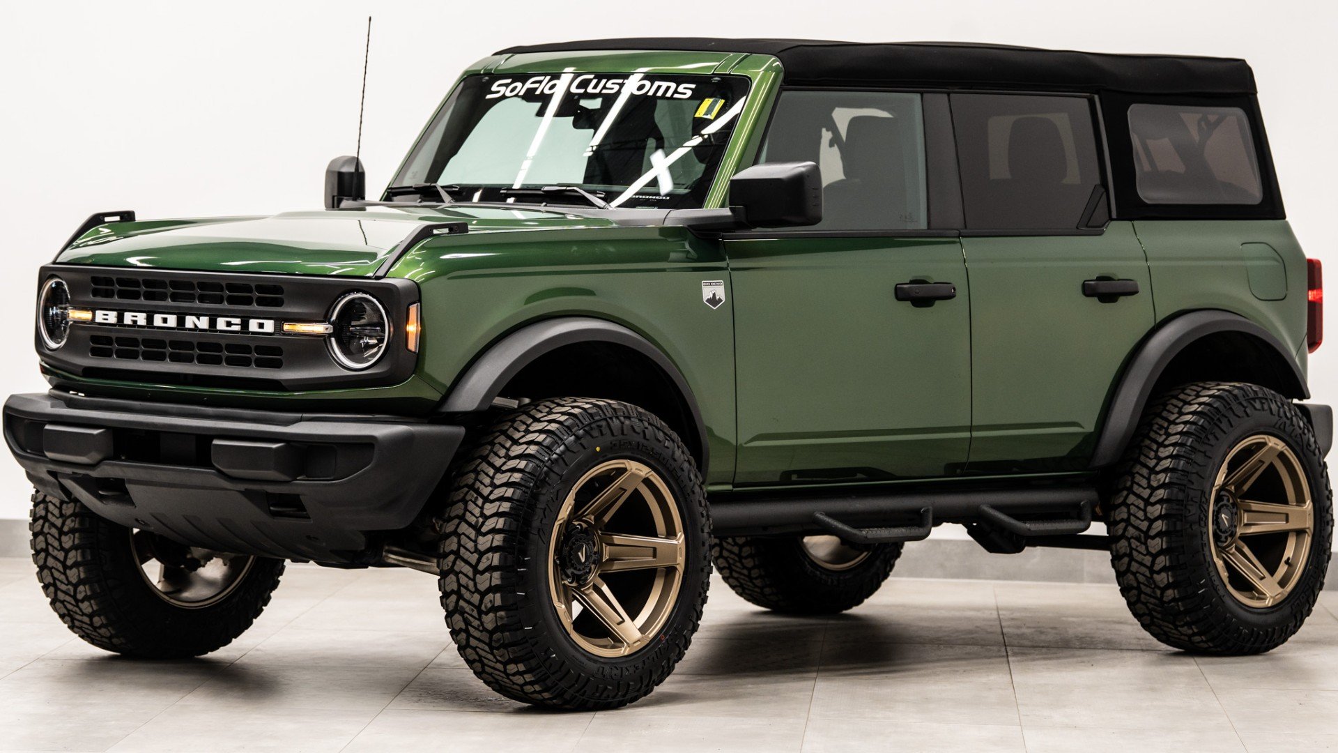 2025 FORD BRONCO in Eruption Green Metallic, photo 1 of 50