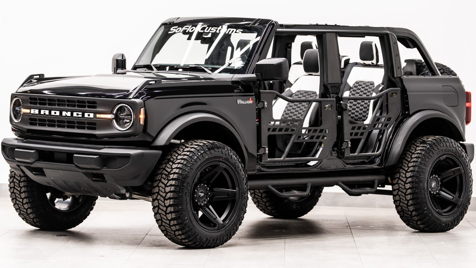 2025 FORD BRONCO in Black, photo 1 of 44