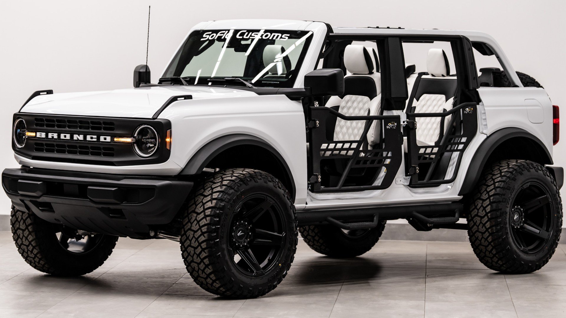 2025 FORD BRONCO in Oxford White, photo 1 of 5