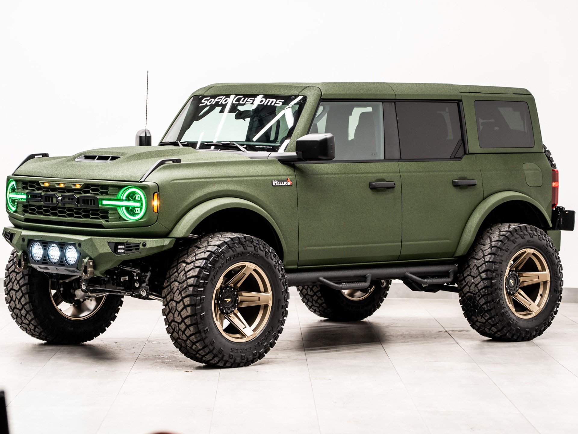 2025 FORD BRONCO 4X4 in Green, photo 1 of 49